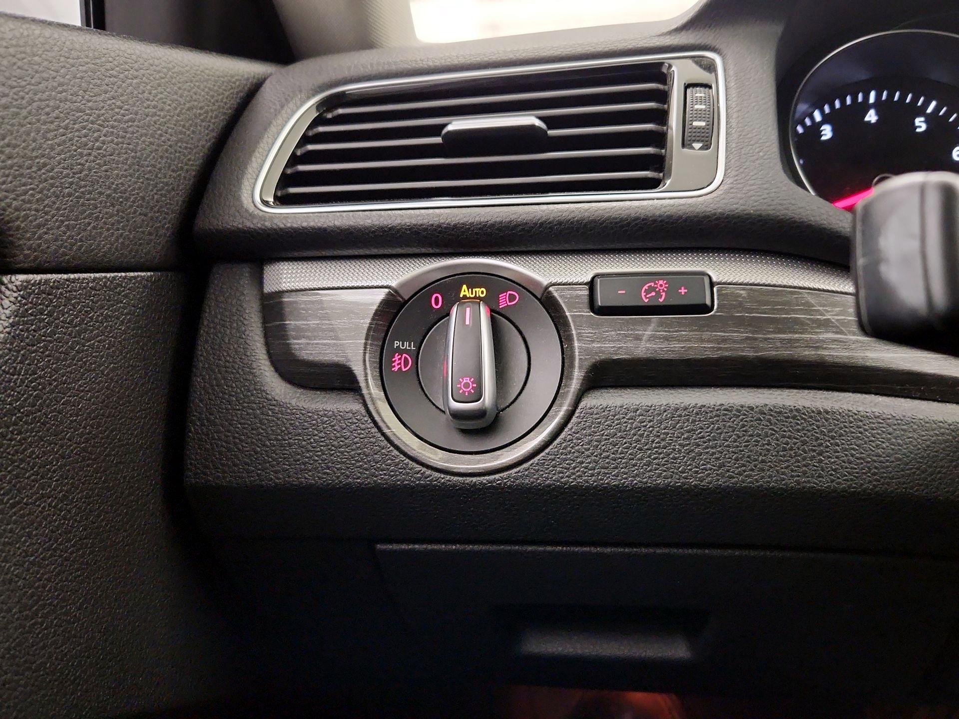 Thumbnail: 2016 Volkswagen Passat - 13