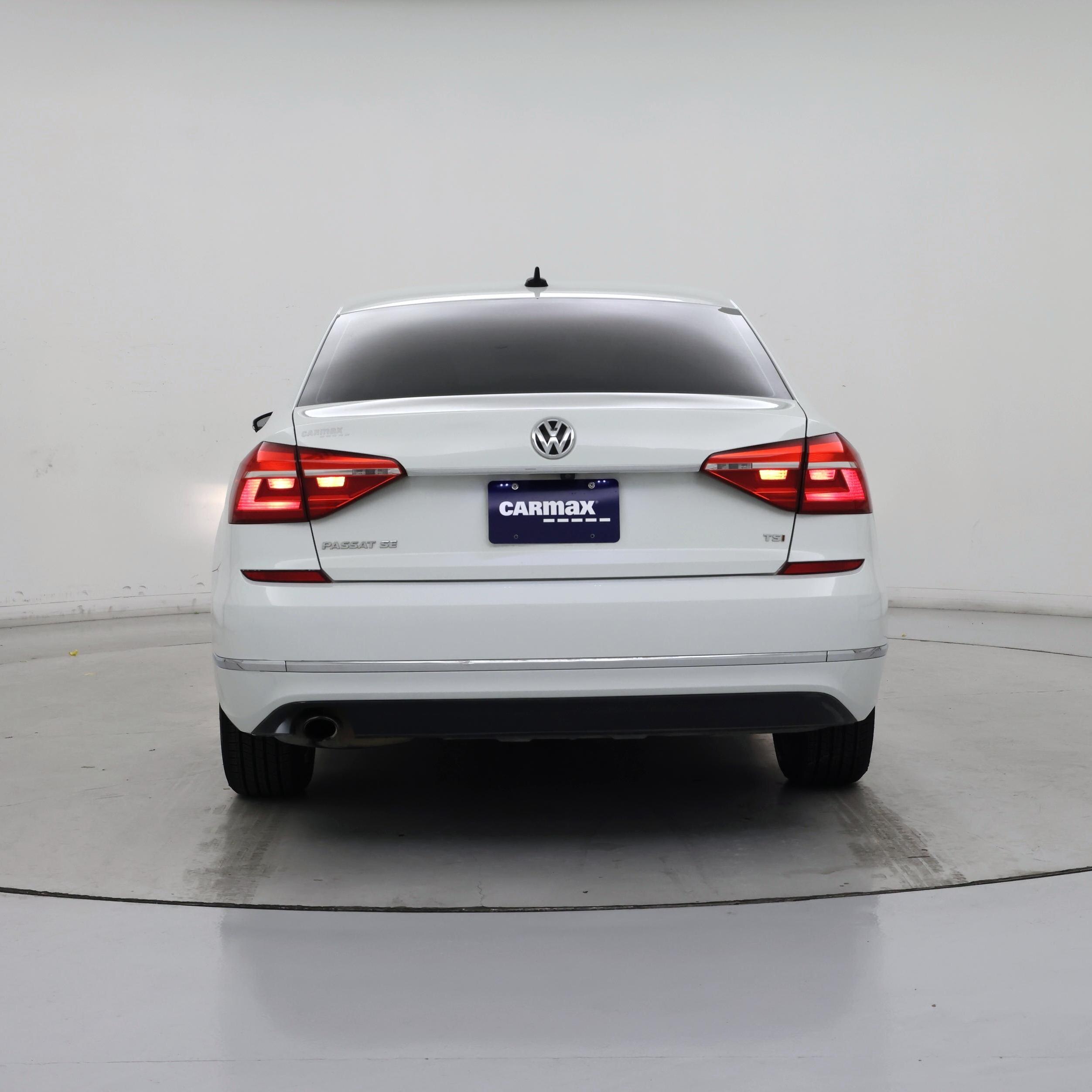 Thumbnail: 2016 Volkswagen Passat - 6