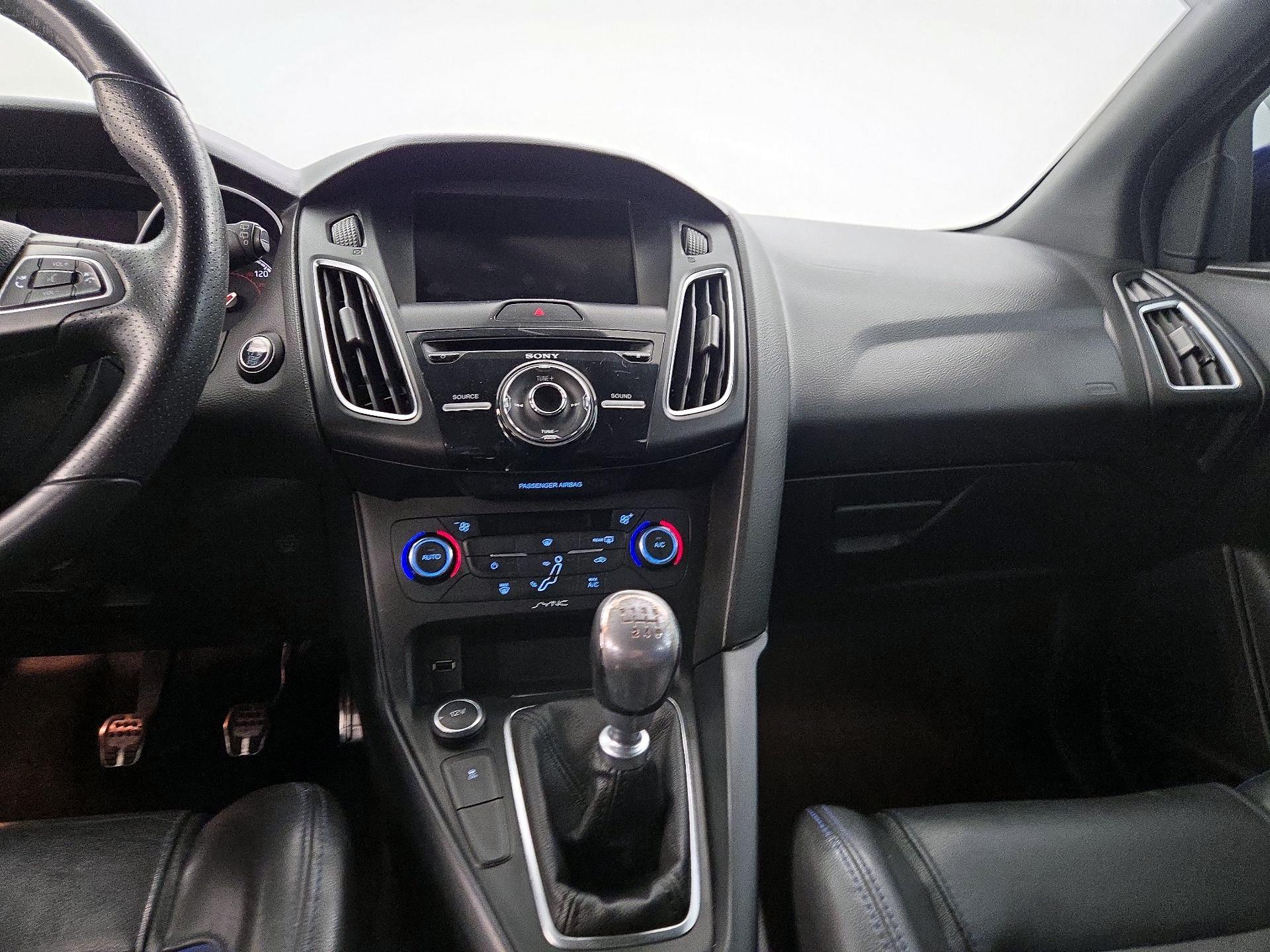 Thumbnail: 2015 Ford Focus - 9