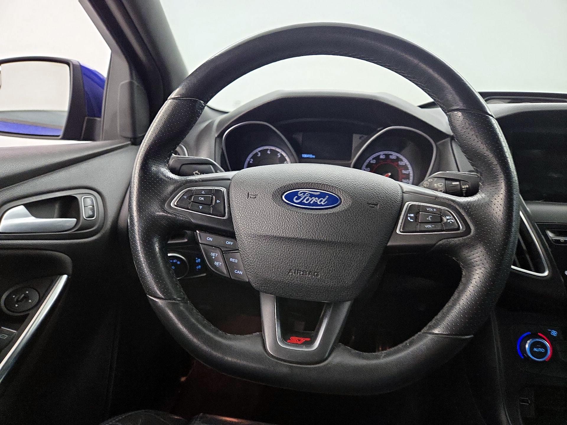Thumbnail: 2015 Ford Focus - 10