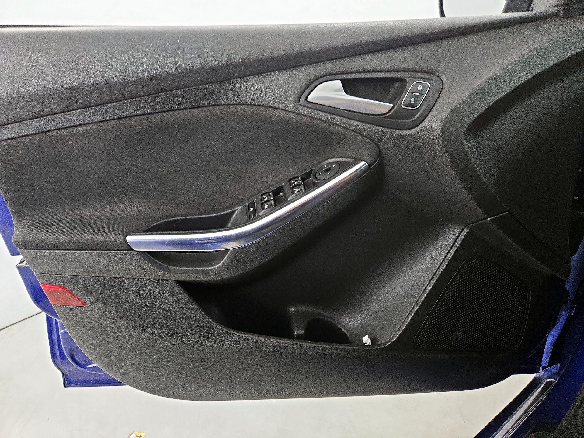 Thumbnail: 2015 Ford Focus - 12