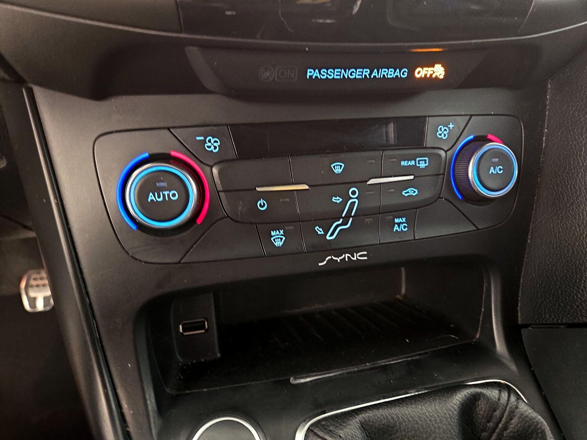 Thumbnail: 2015 Ford Focus - 16