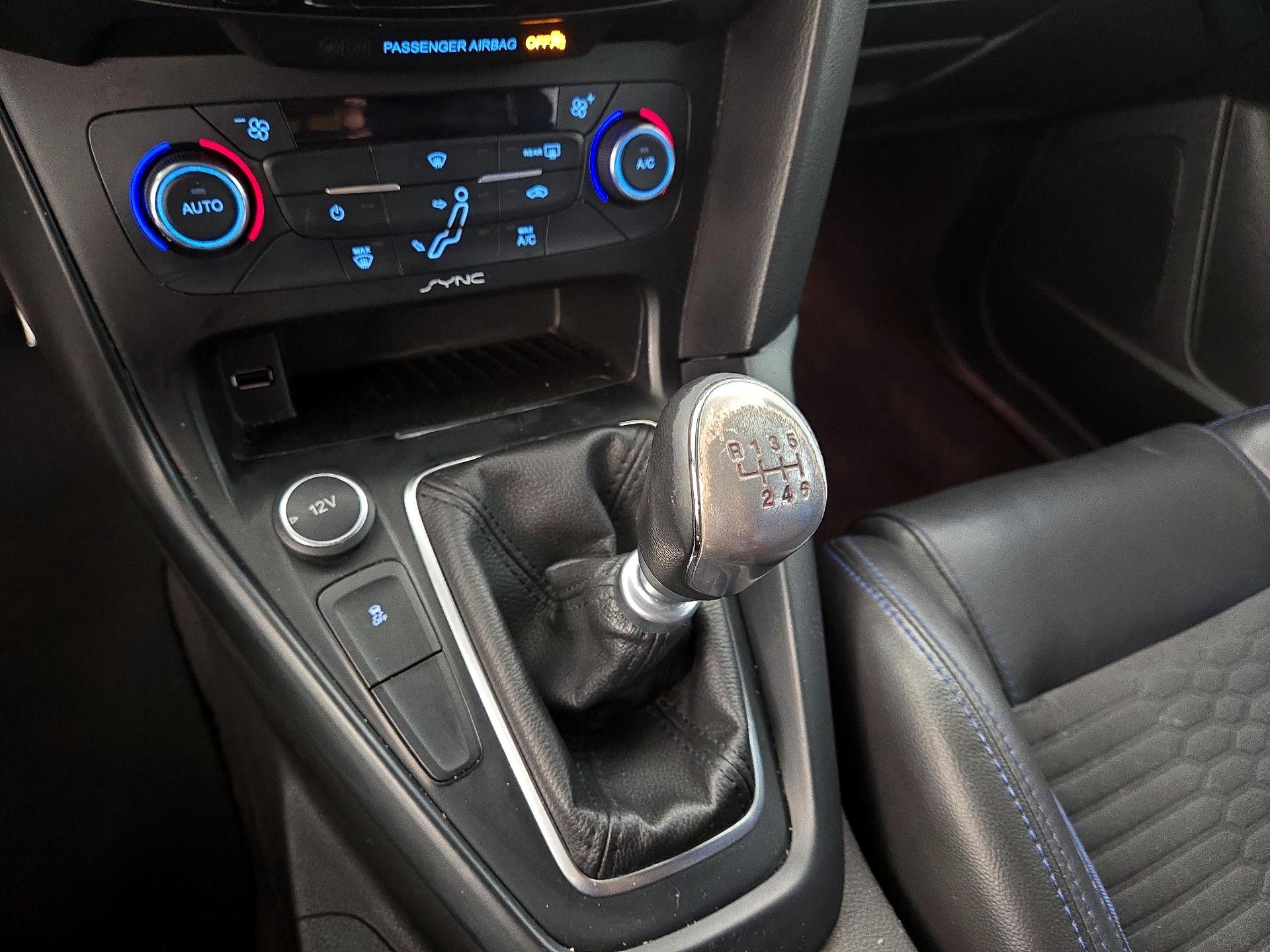 Thumbnail: 2015 Ford Focus - 17