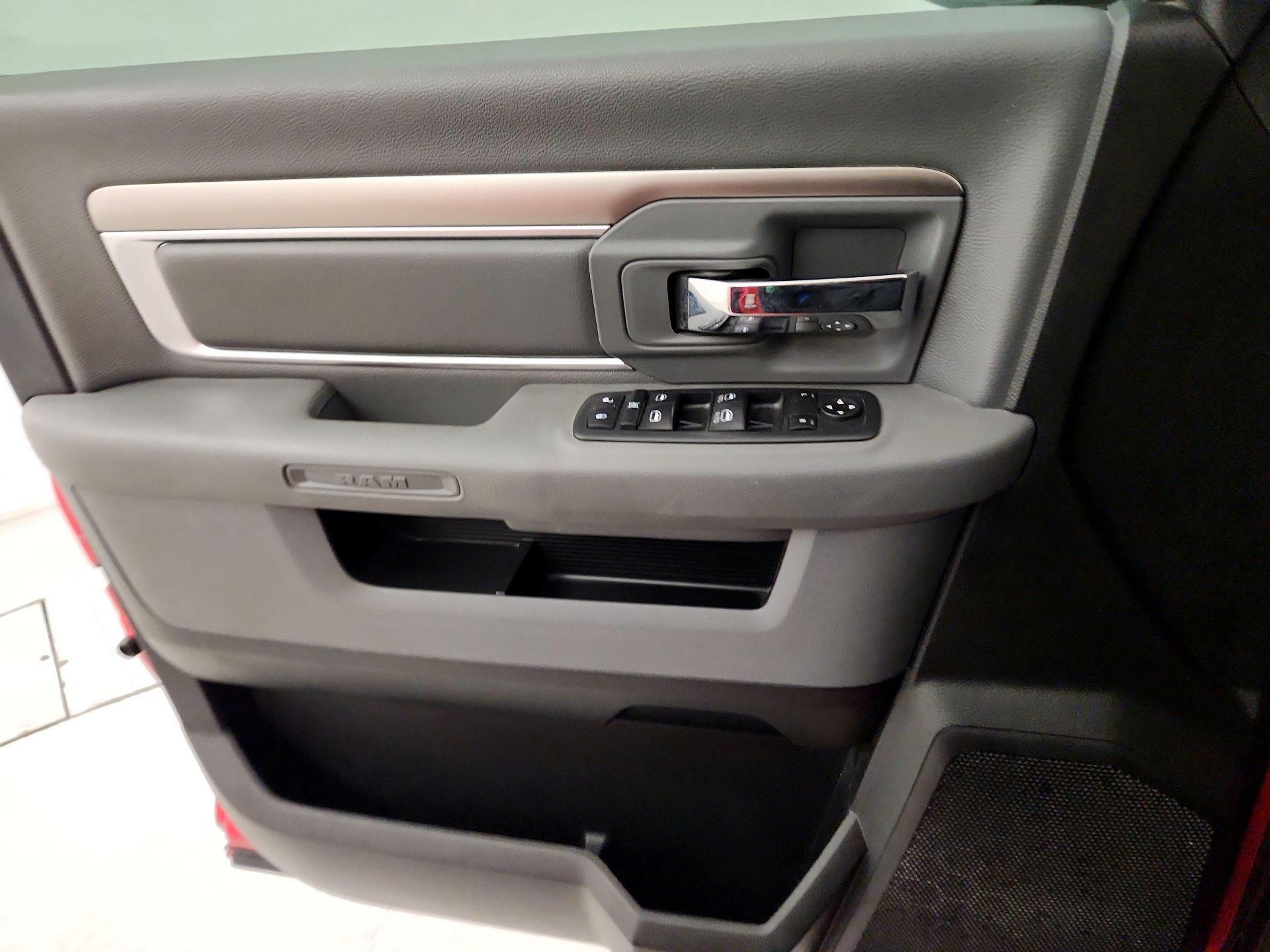 Thumbnail: 2020 RAM 1500 Classic - 12