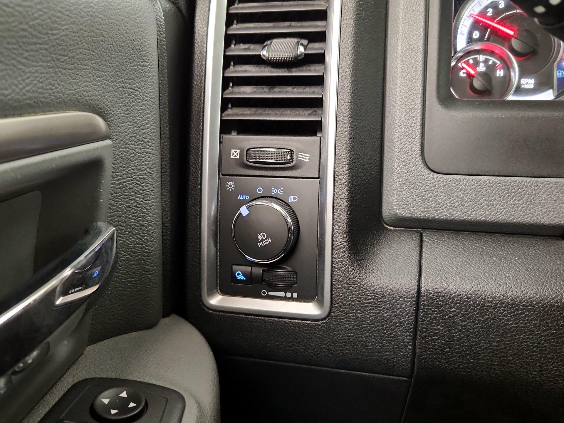 Thumbnail: 2020 RAM 1500 Classic - 13