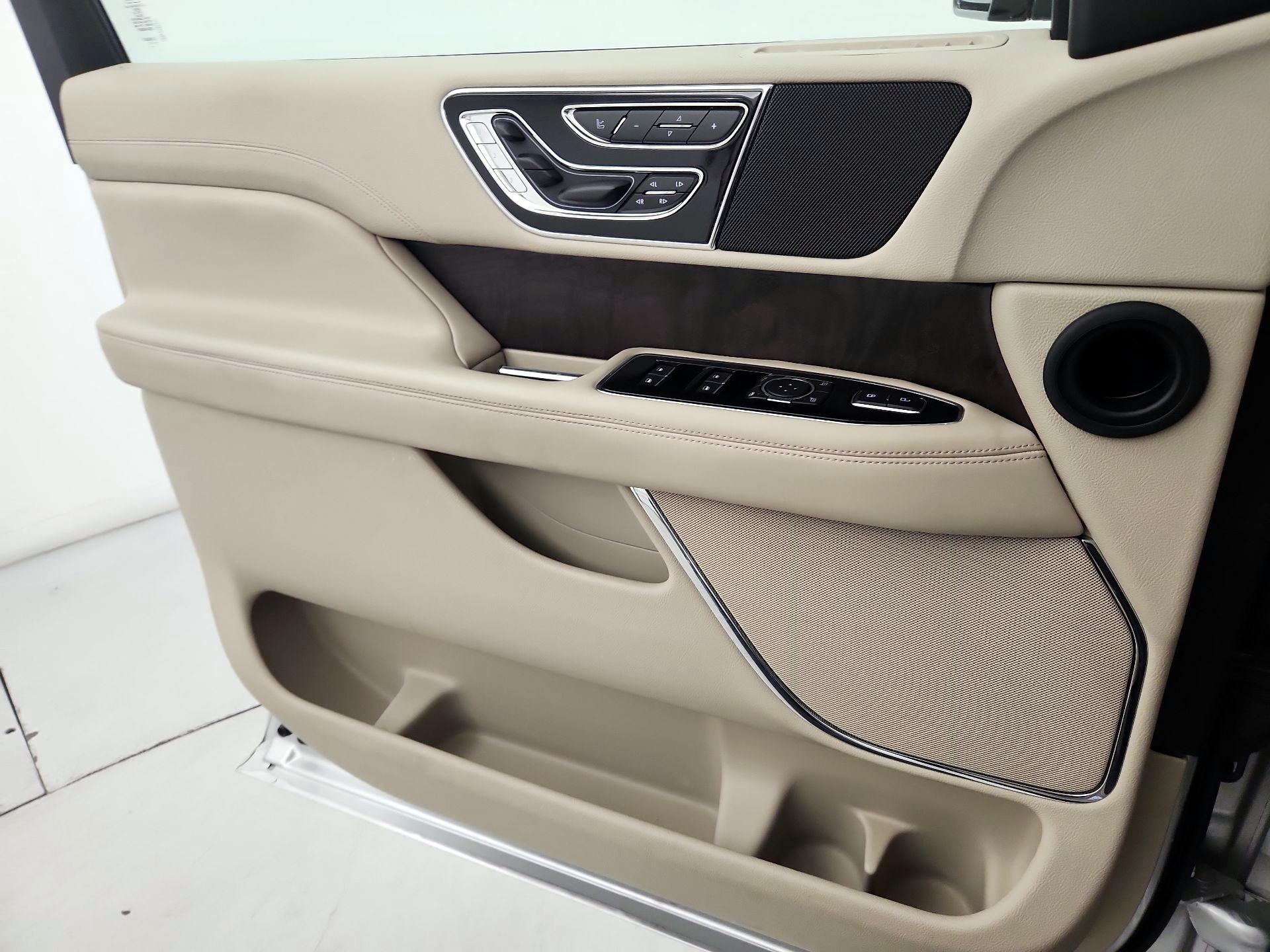 Thumbnail: 2019 Lincoln Navigator - 12