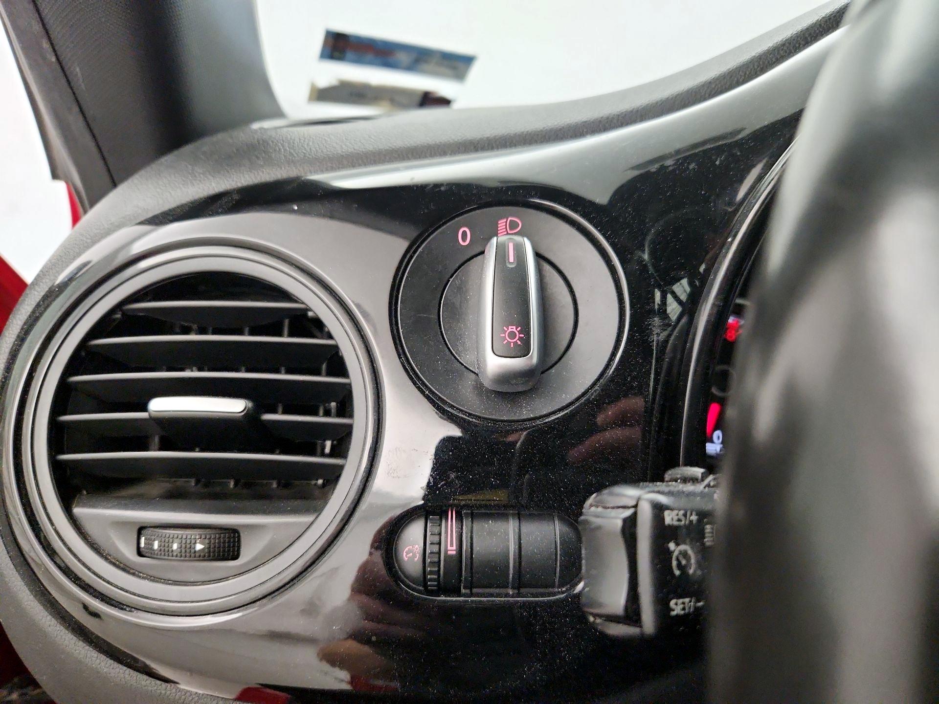 Thumbnail: 2018 Volkswagen Beetle - 13