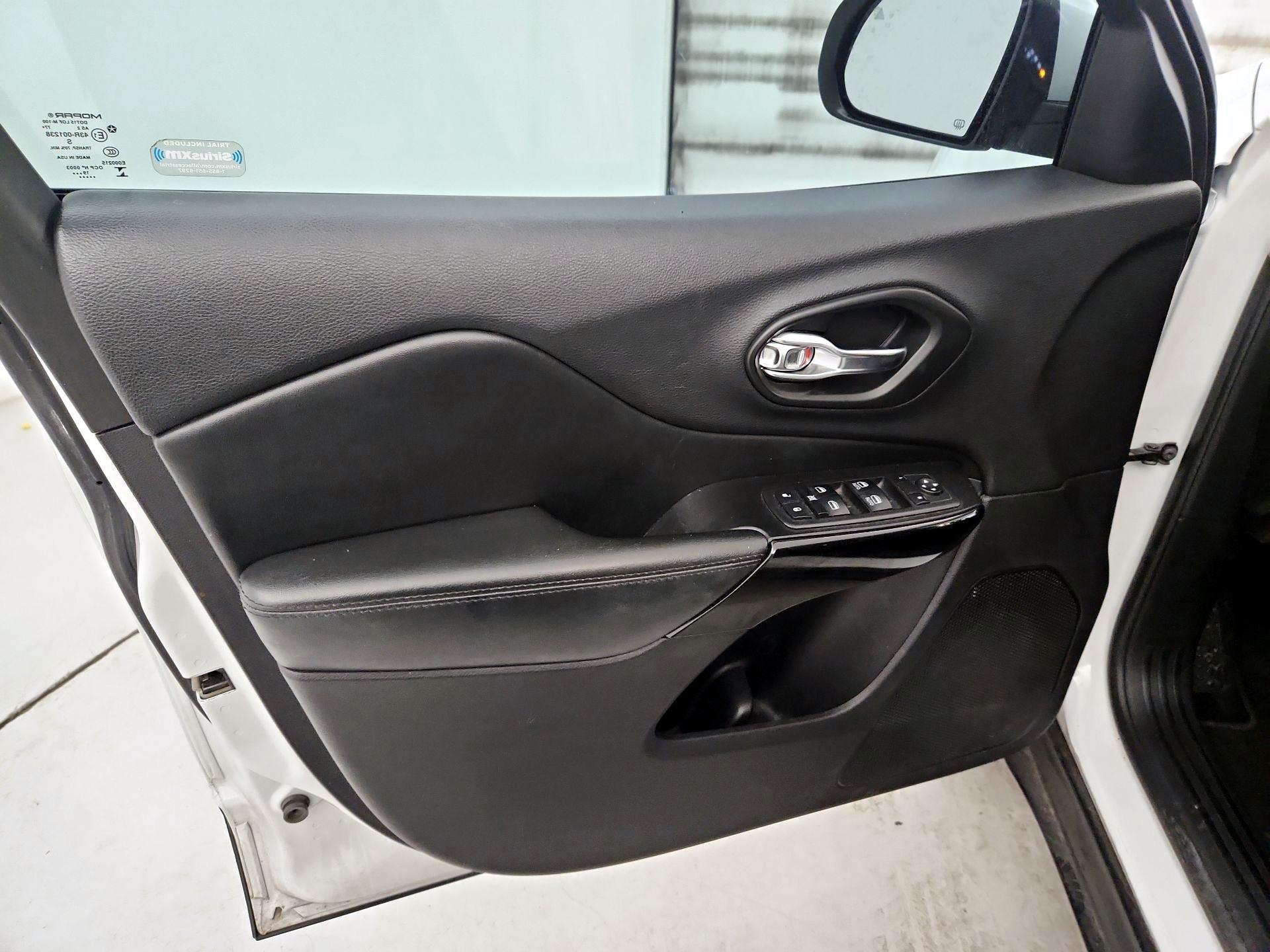 Thumbnail: 2020 Jeep Cherokee - 12