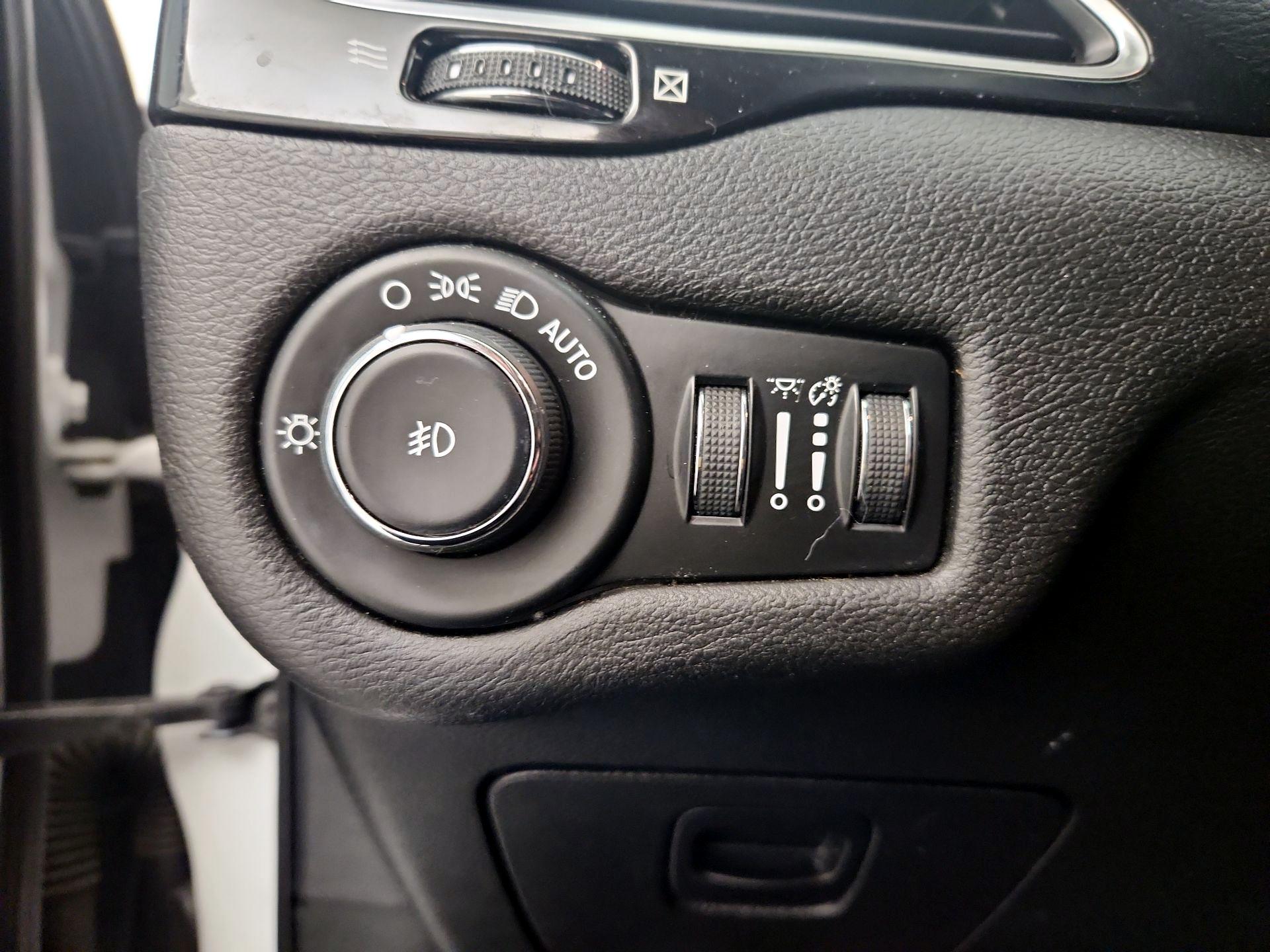 Thumbnail: 2020 Jeep Cherokee - 13