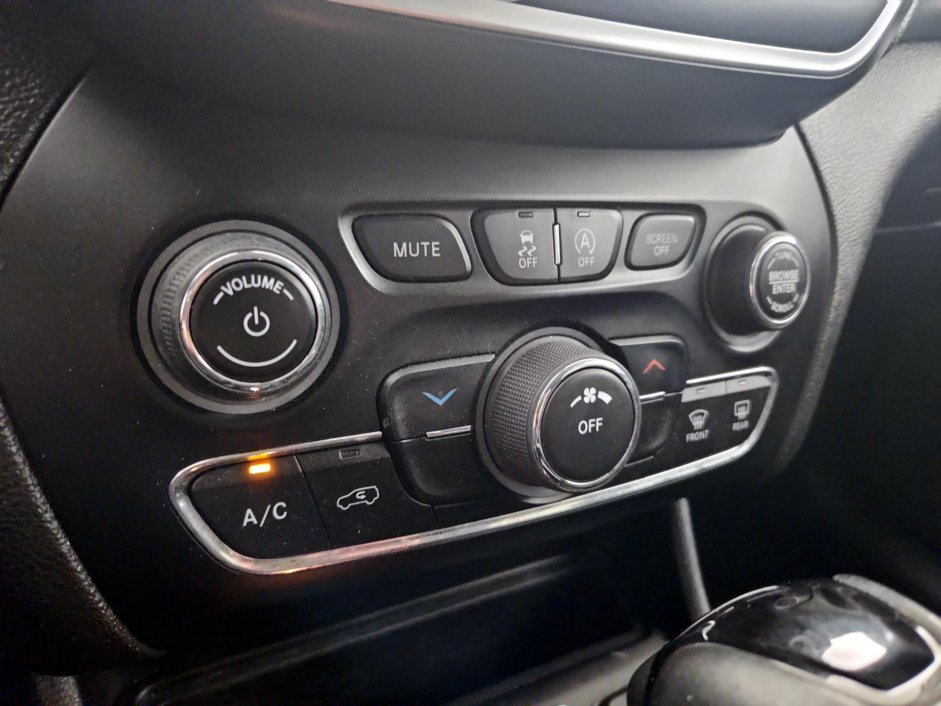 Thumbnail: 2020 Jeep Cherokee - 16