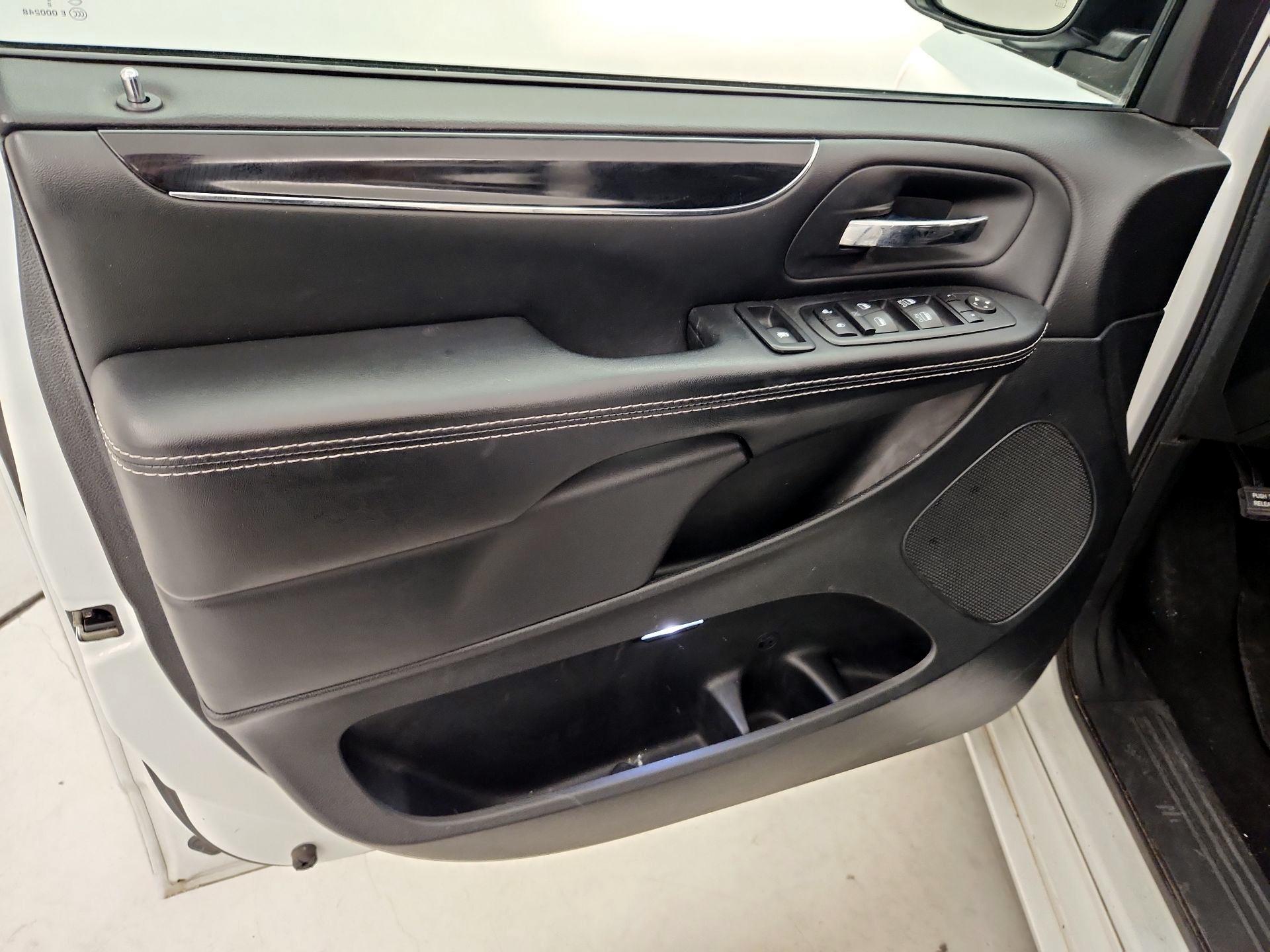 Thumbnail: 2017 Dodge Grand Caravan - 12