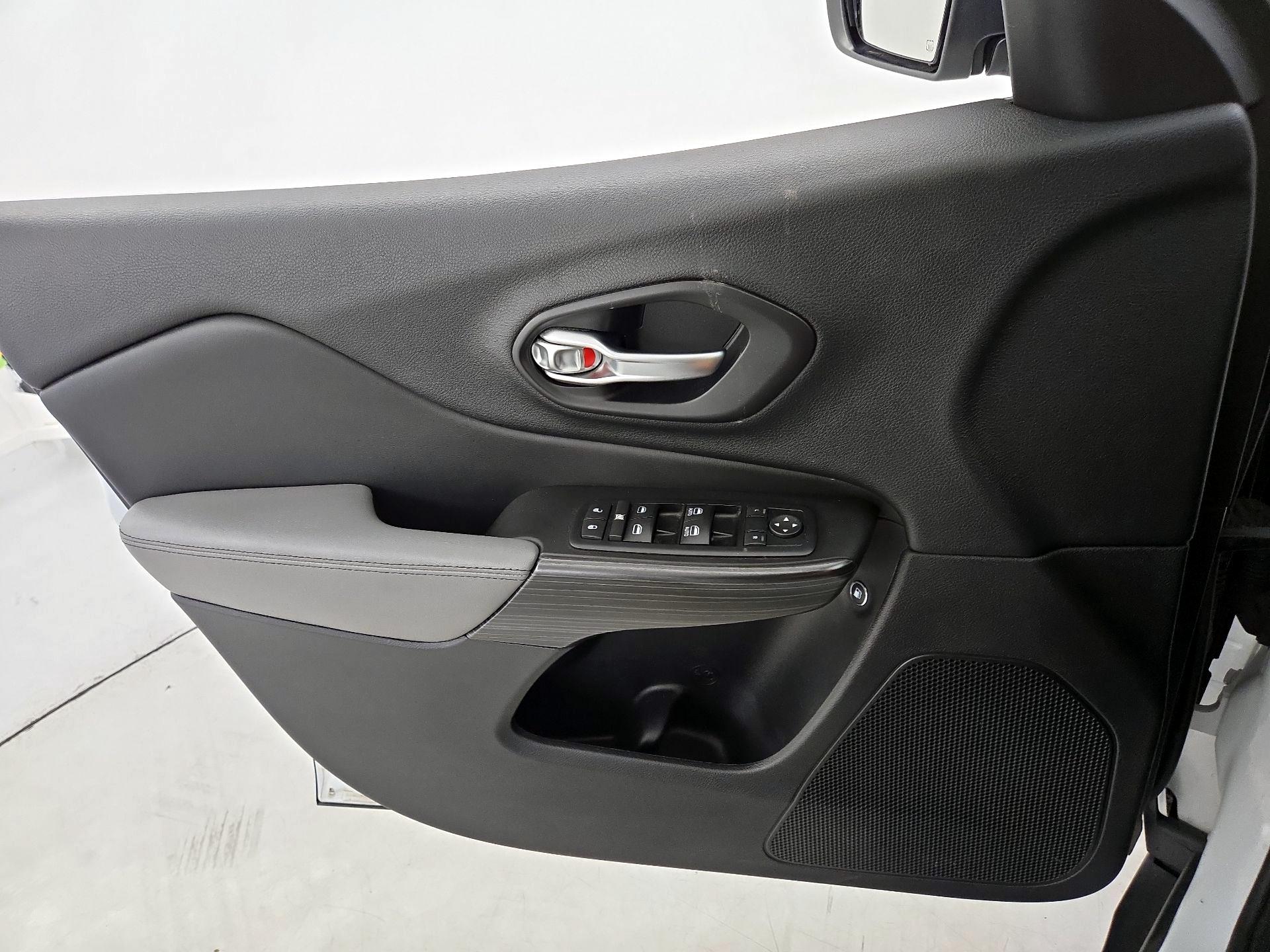 Thumbnail: 2014 Jeep Cherokee - 12