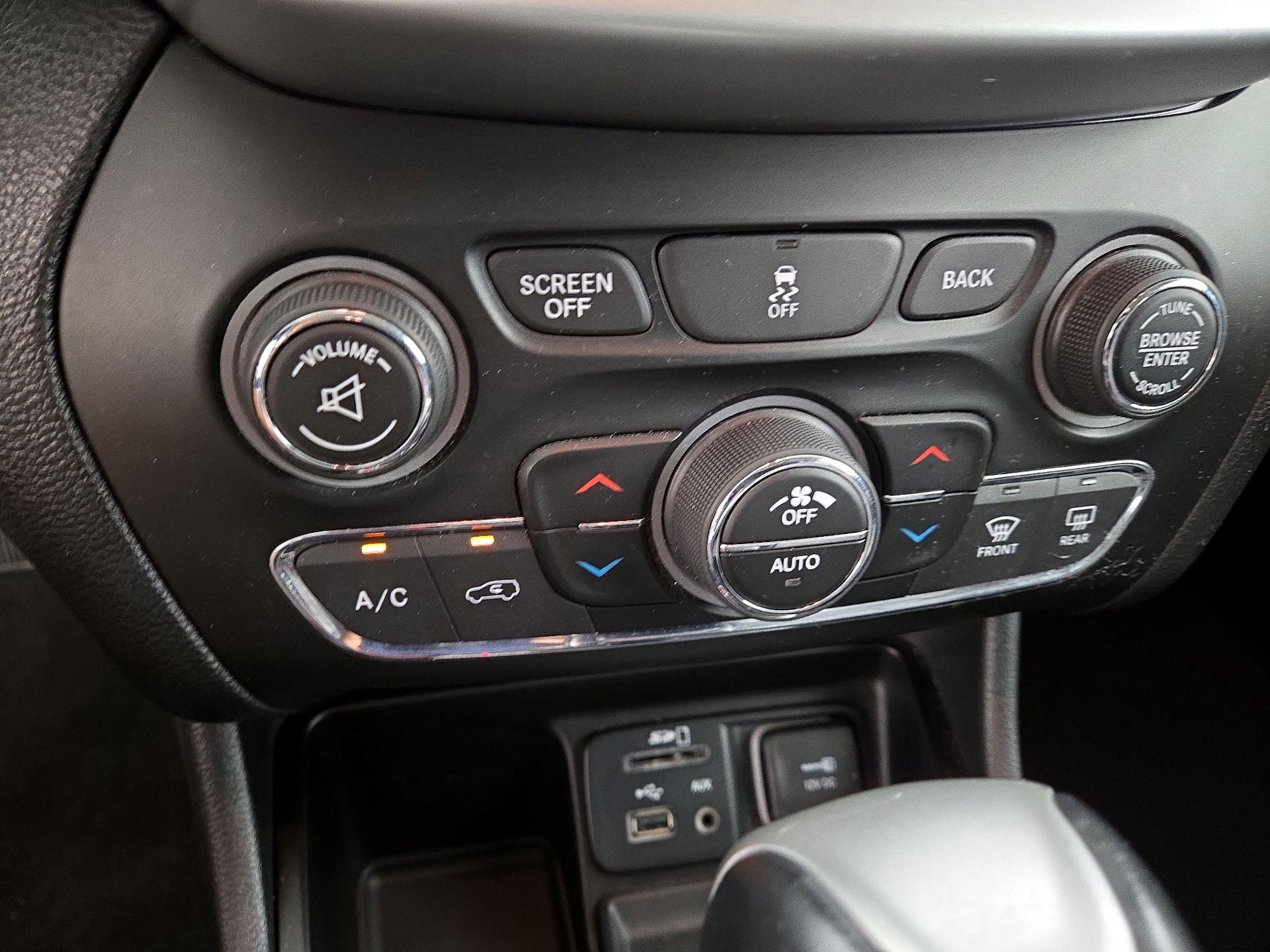 Thumbnail: 2014 Jeep Cherokee - 17