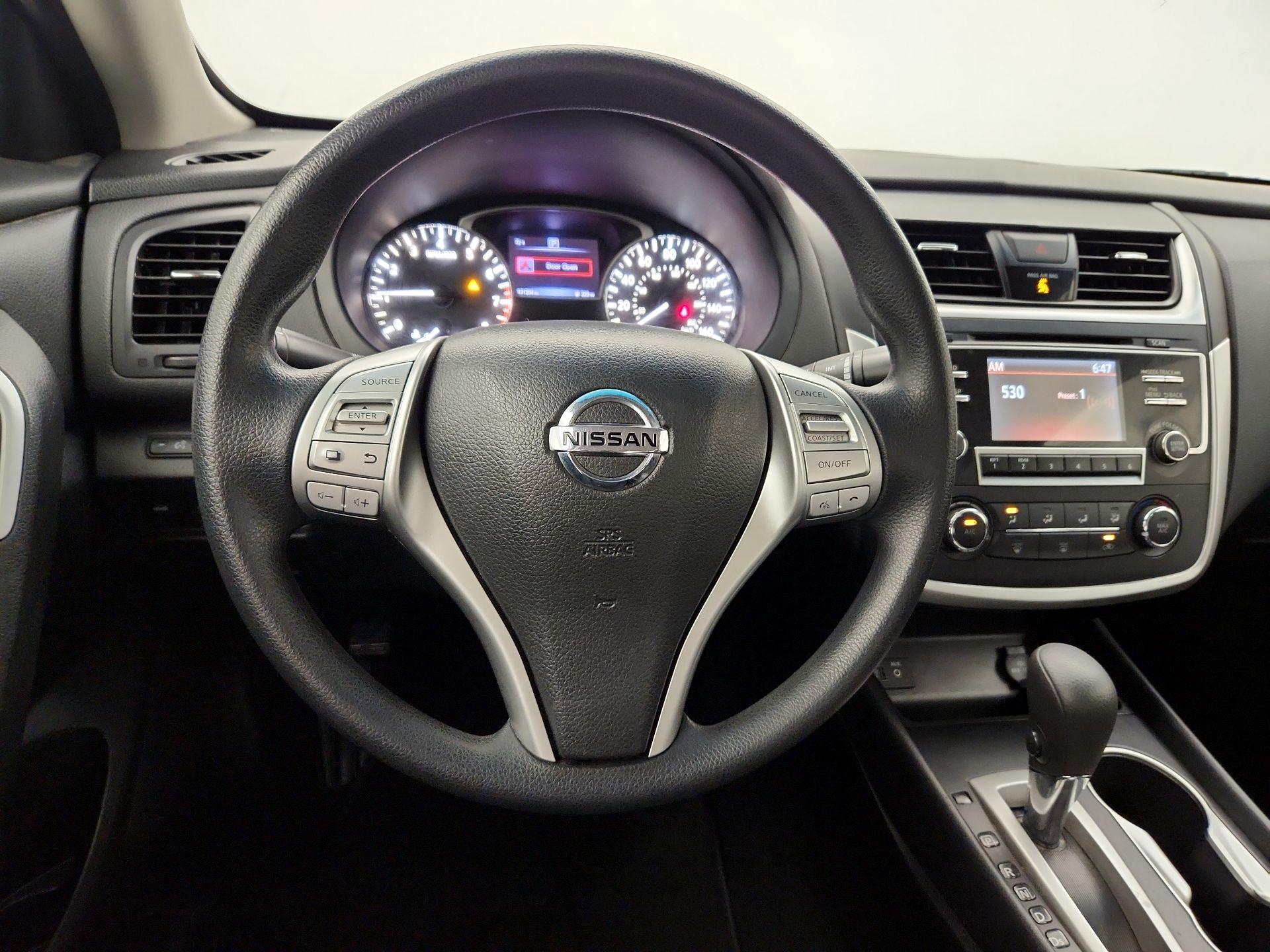 Thumbnail: 2017 Nissan Altima - 10