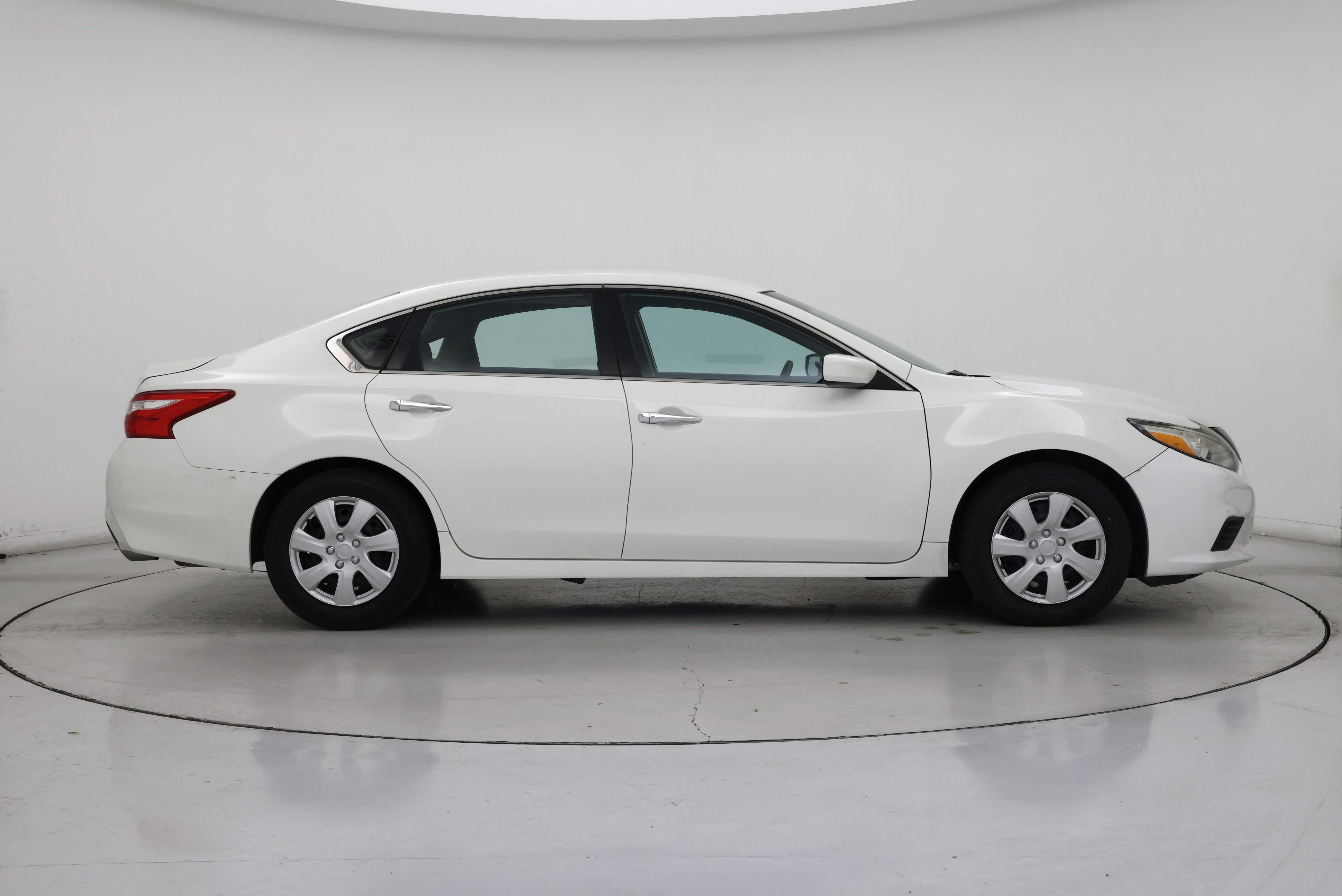 Thumbnail: 2017 Nissan Altima - 7