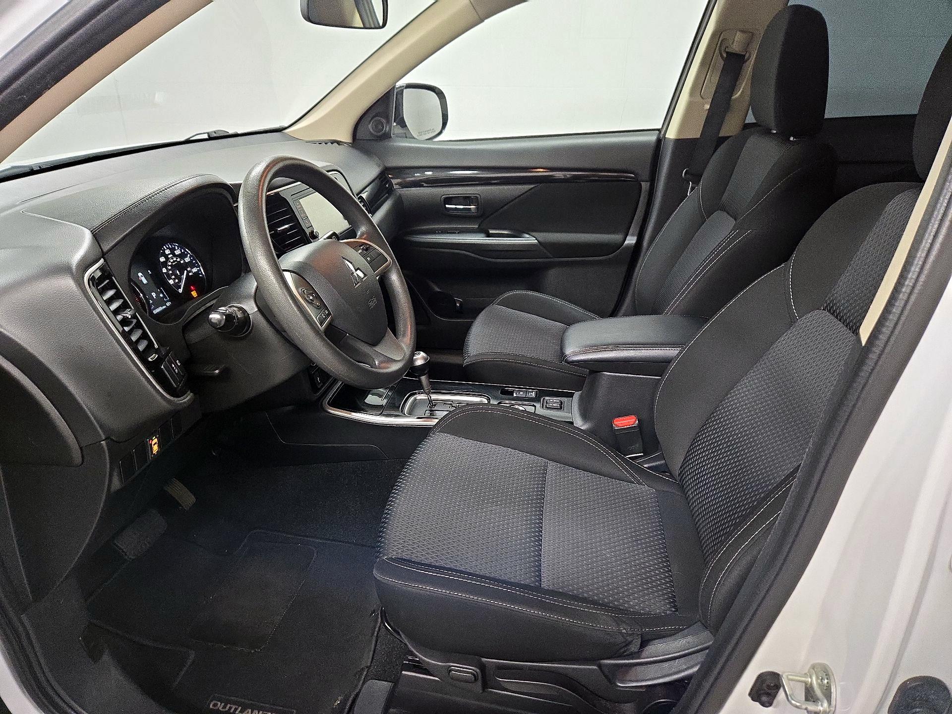 Thumbnail: 2020 Mitsubishi Outlander - 11