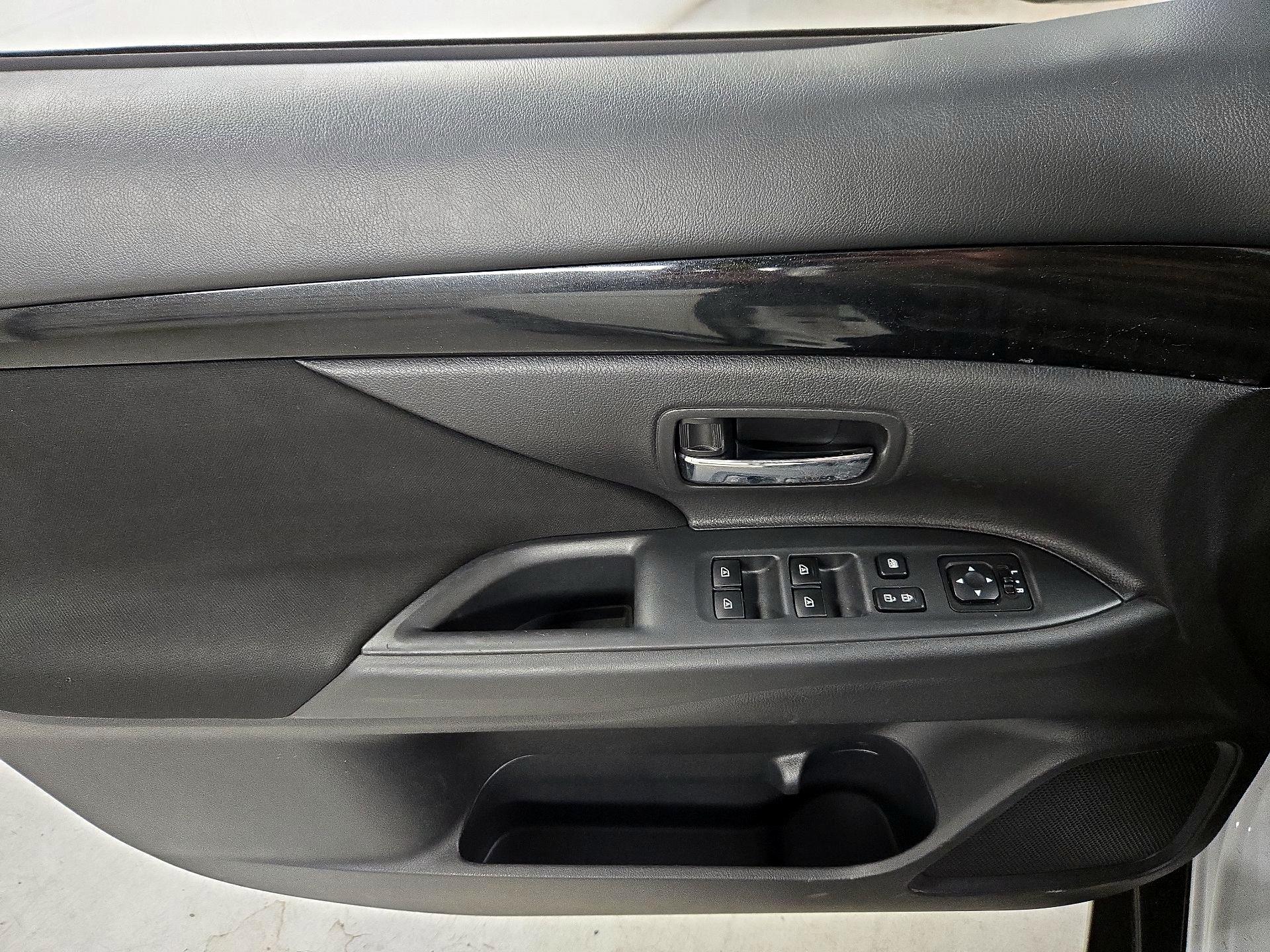 Thumbnail: 2020 Mitsubishi Outlander - 12