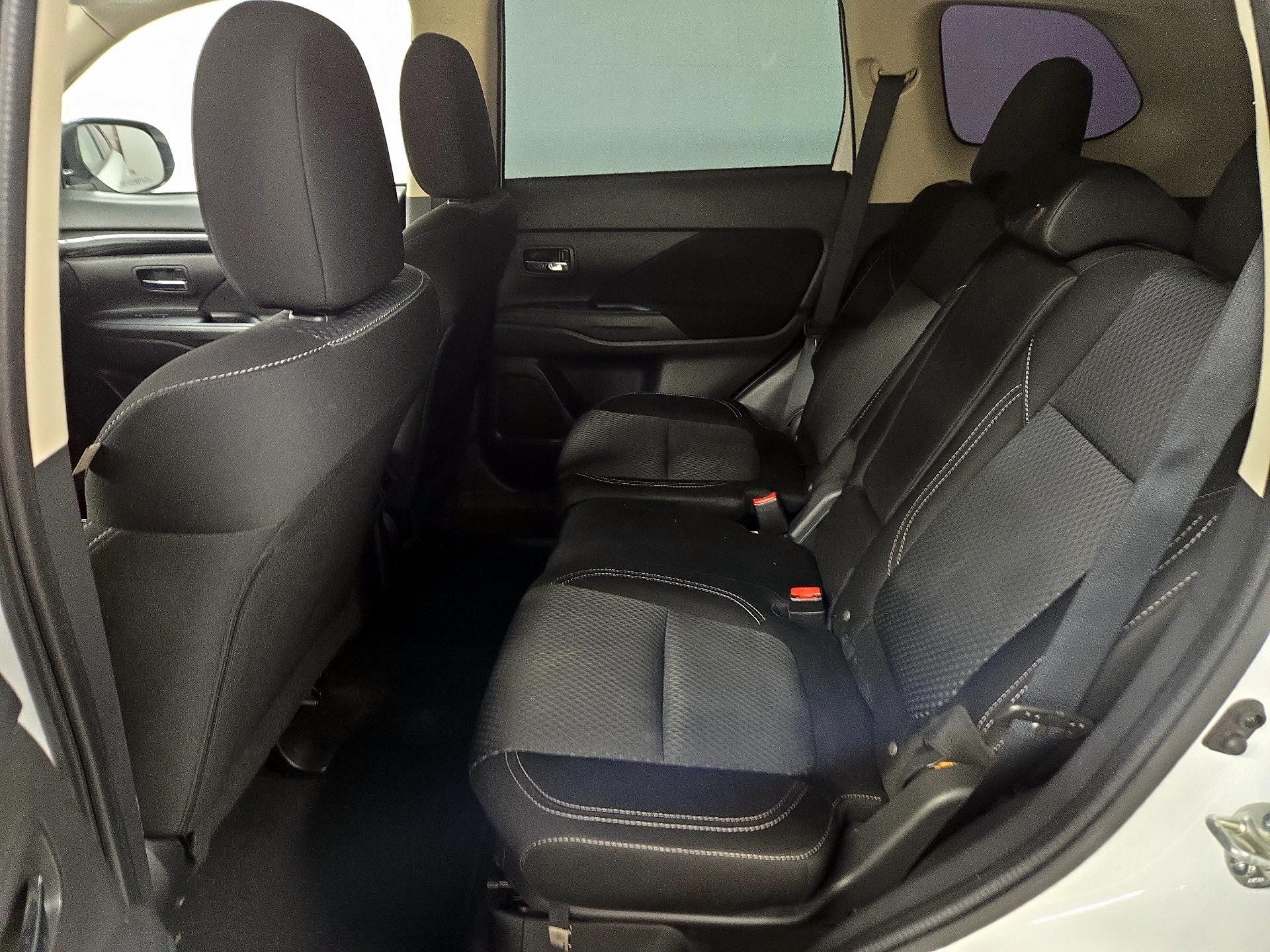 Thumbnail: 2020 Mitsubishi Outlander - 19