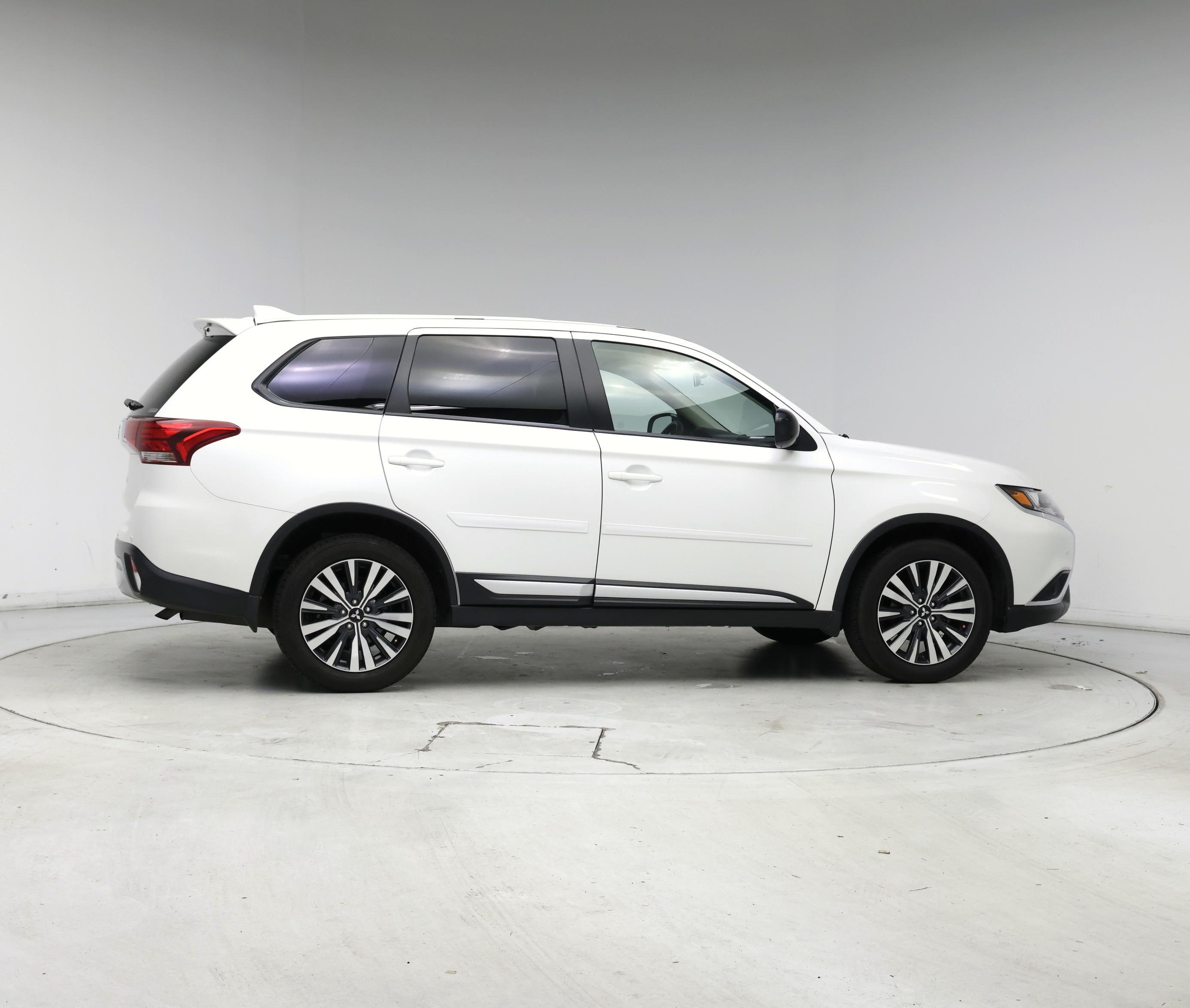 Thumbnail: 2020 Mitsubishi Outlander - 7