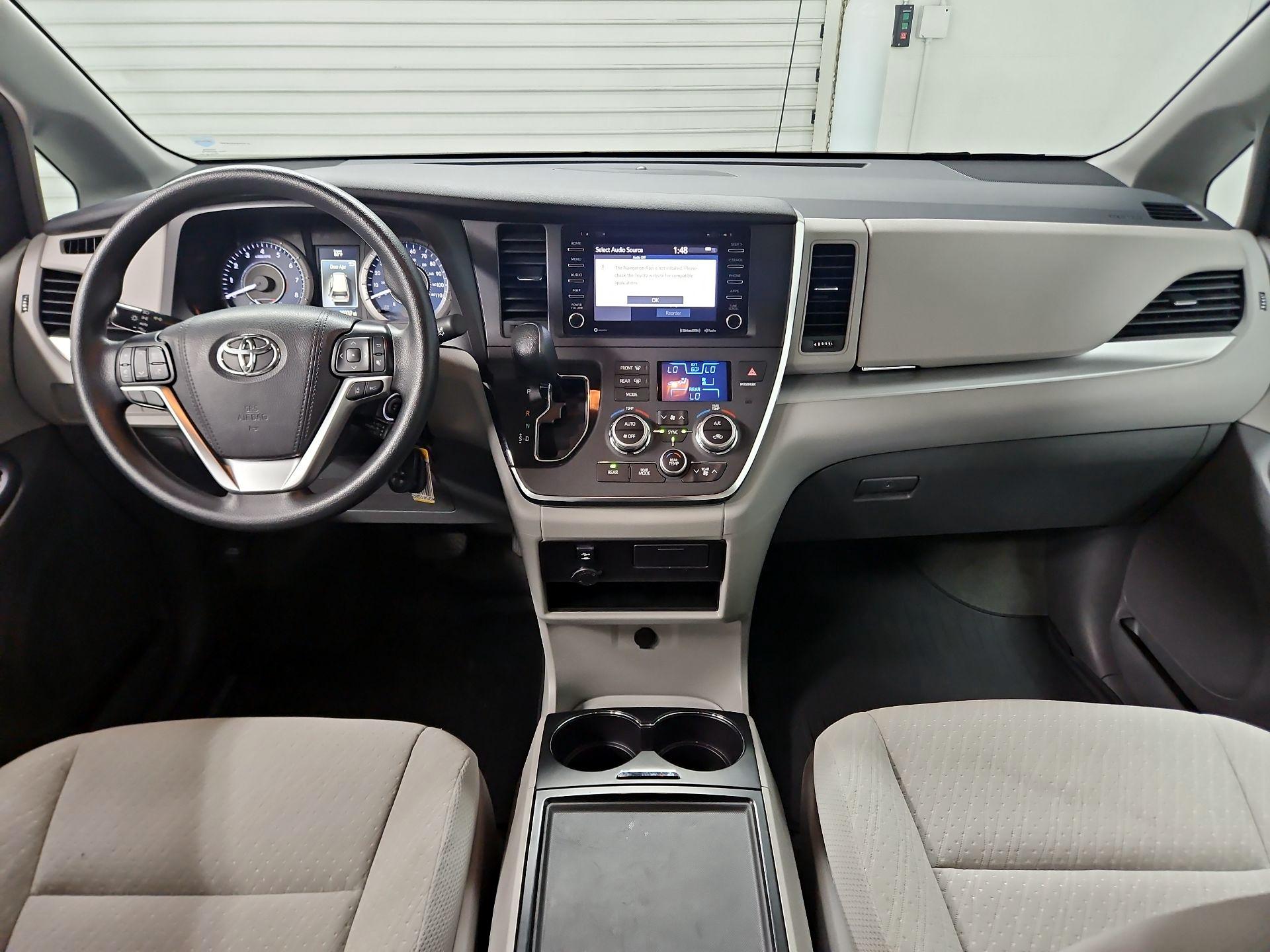 Thumbnail: 2019 Toyota Sienna - 9