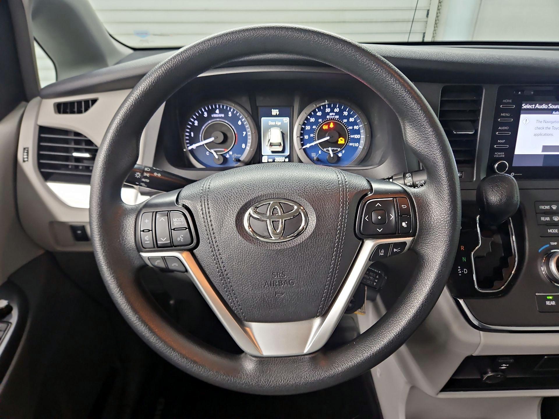 Thumbnail: 2019 Toyota Sienna - 10