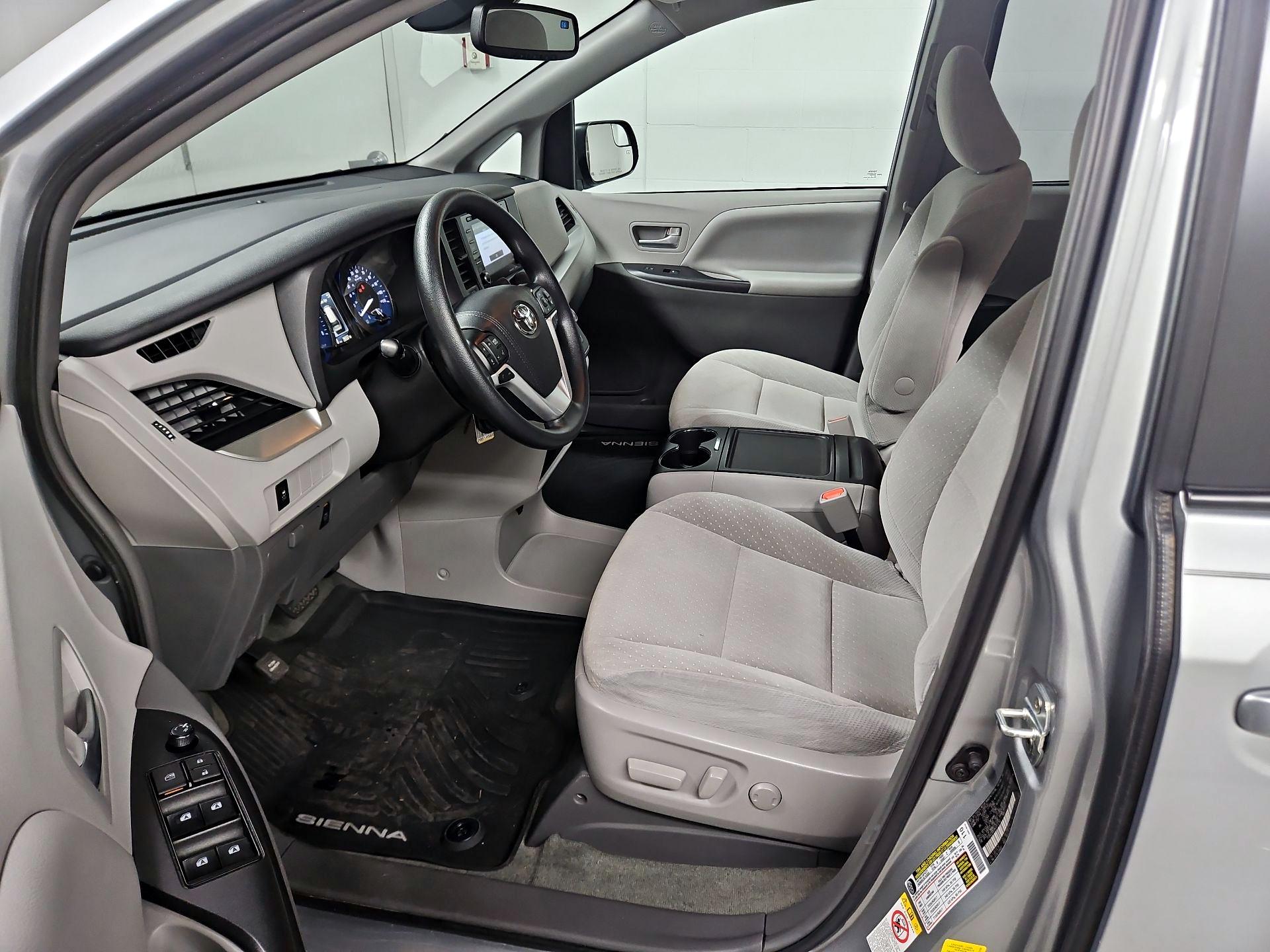 Thumbnail: 2019 Toyota Sienna - 11