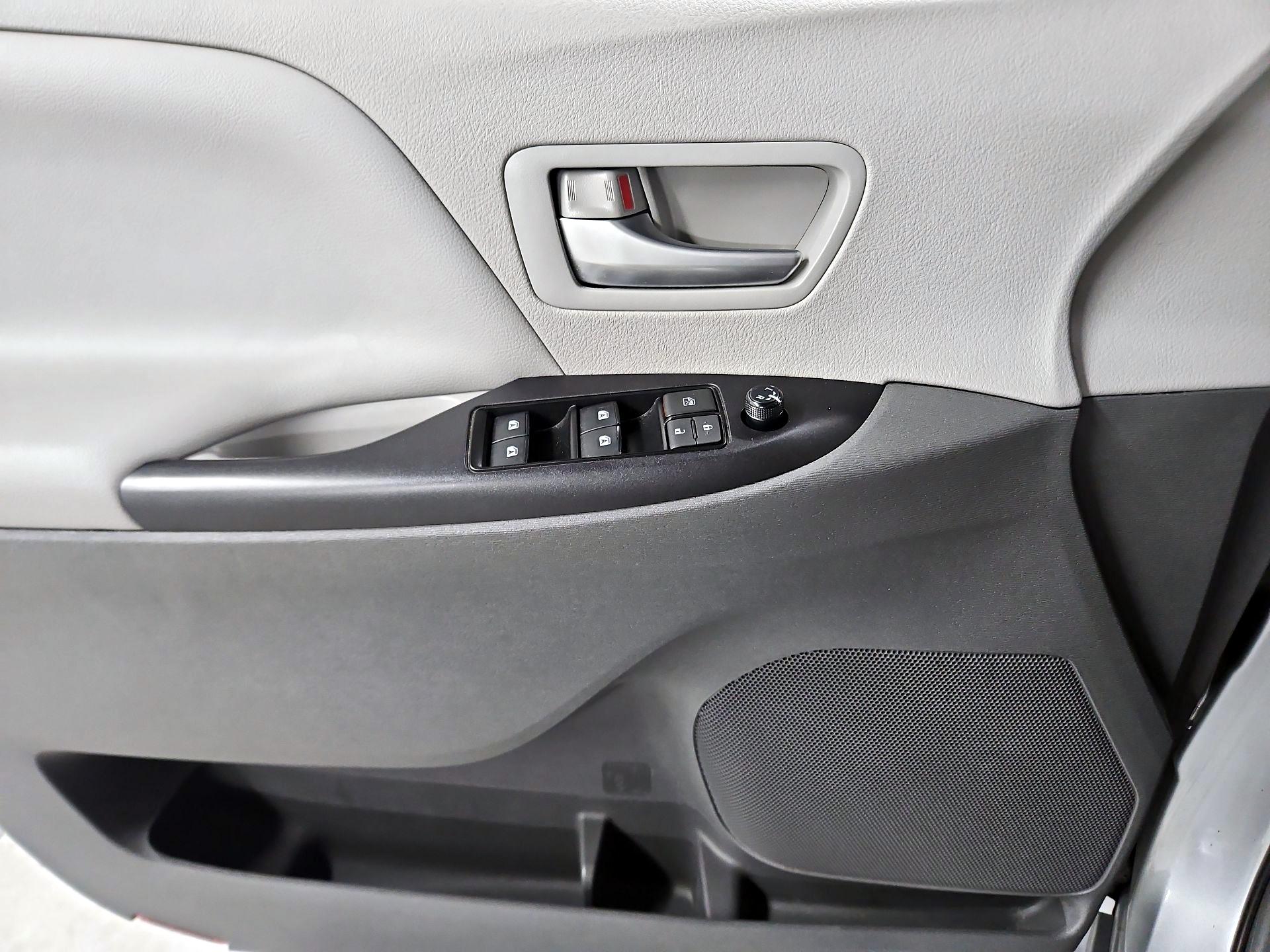 Thumbnail: 2019 Toyota Sienna - 12