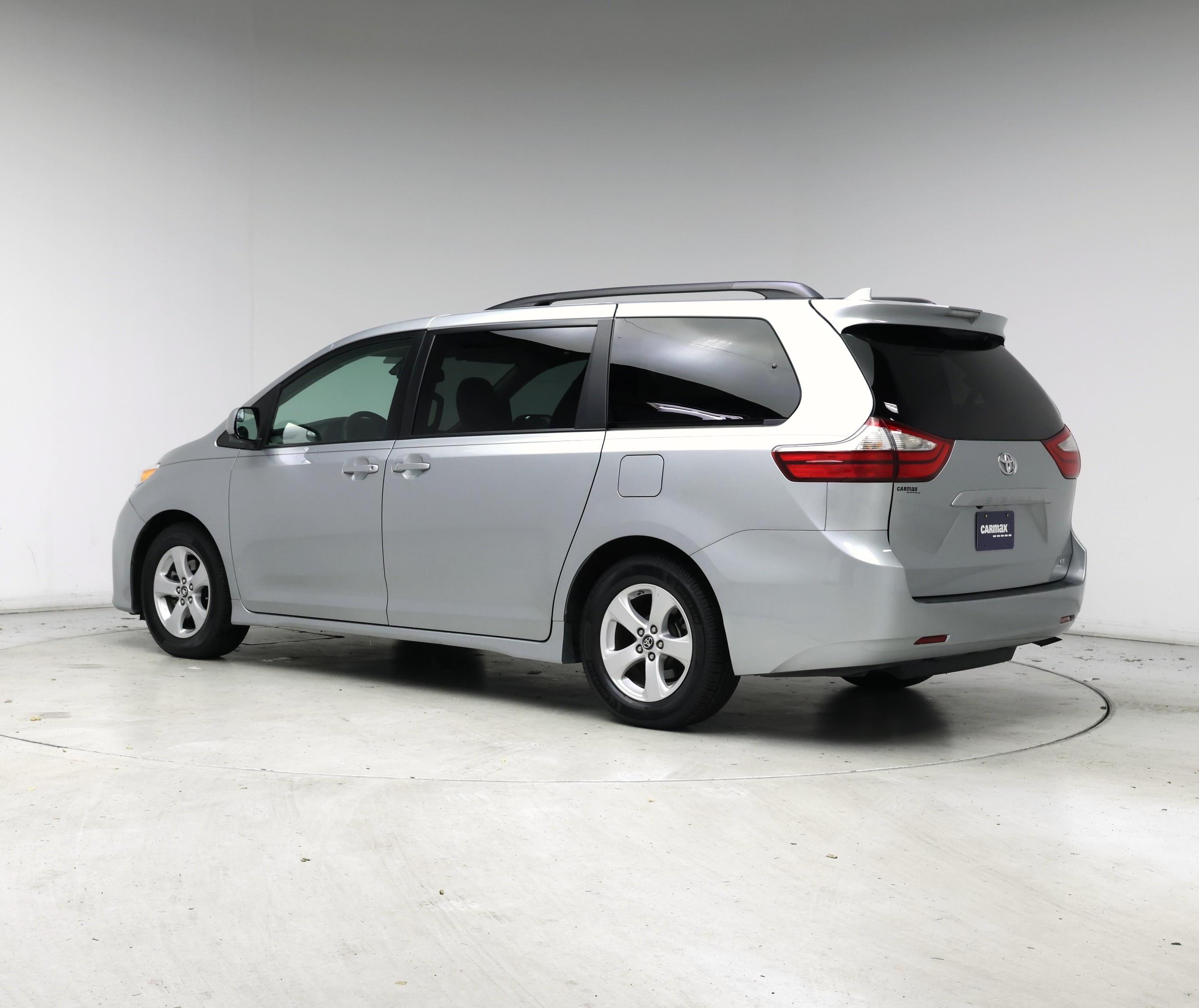 Thumbnail: 2019 Toyota Sienna - 2