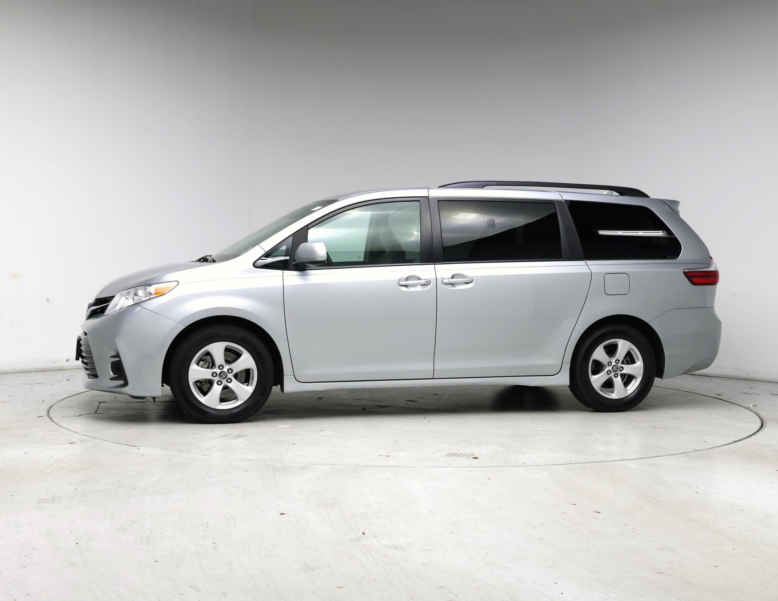 Thumbnail: 2019 Toyota Sienna - 3