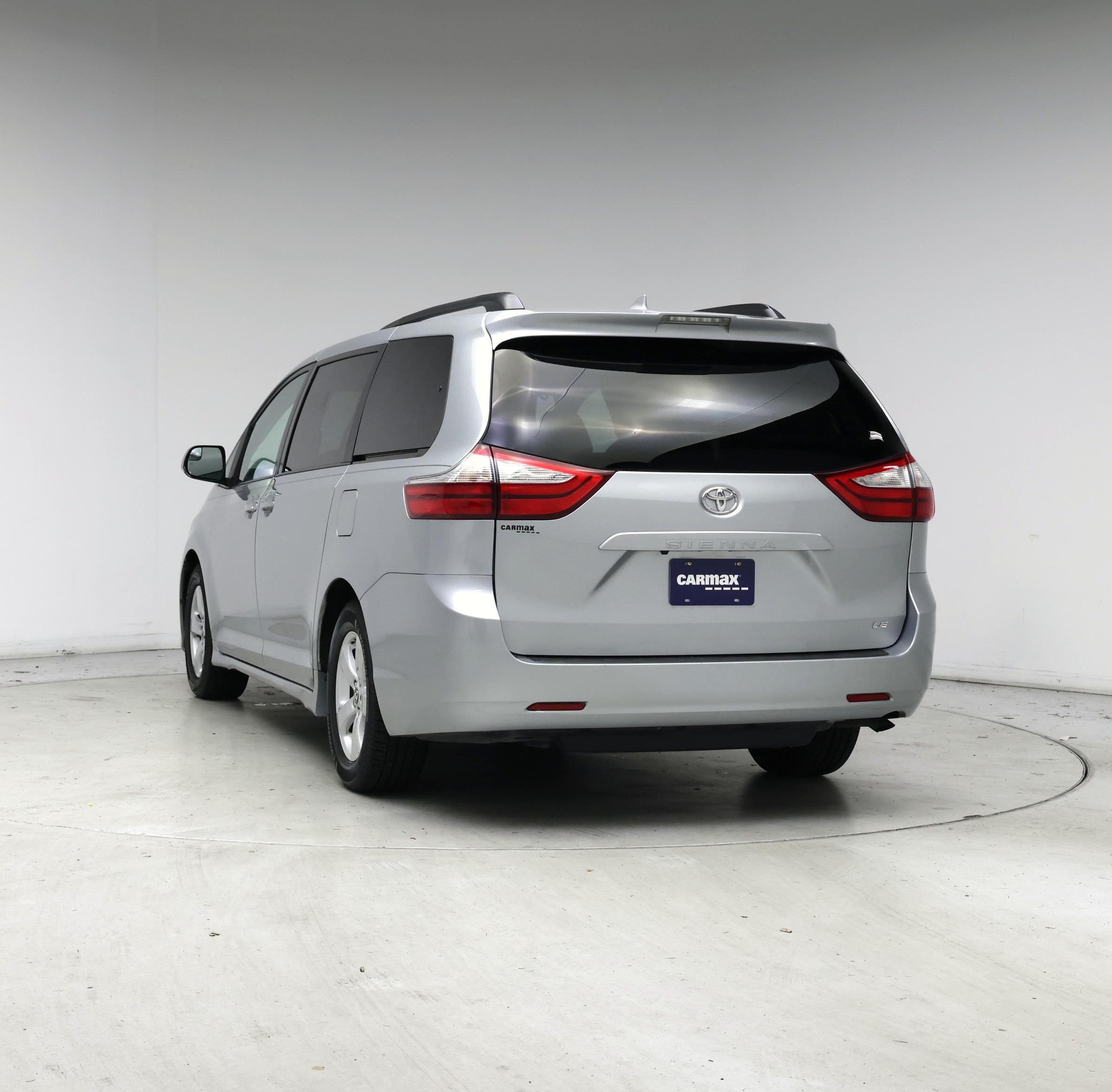 Thumbnail: 2019 Toyota Sienna - 6