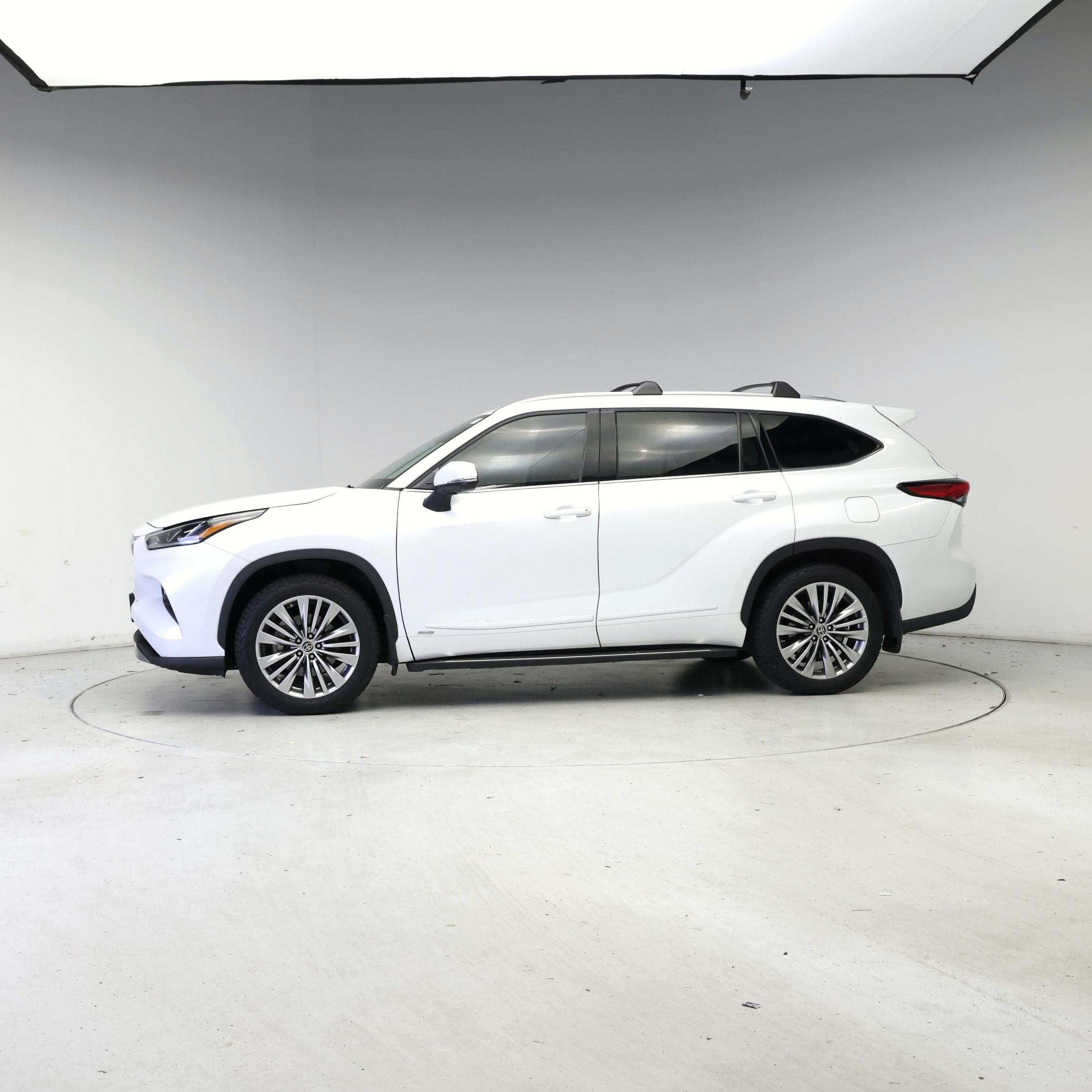 Thumbnail: 2022 Toyota Highlander - 3