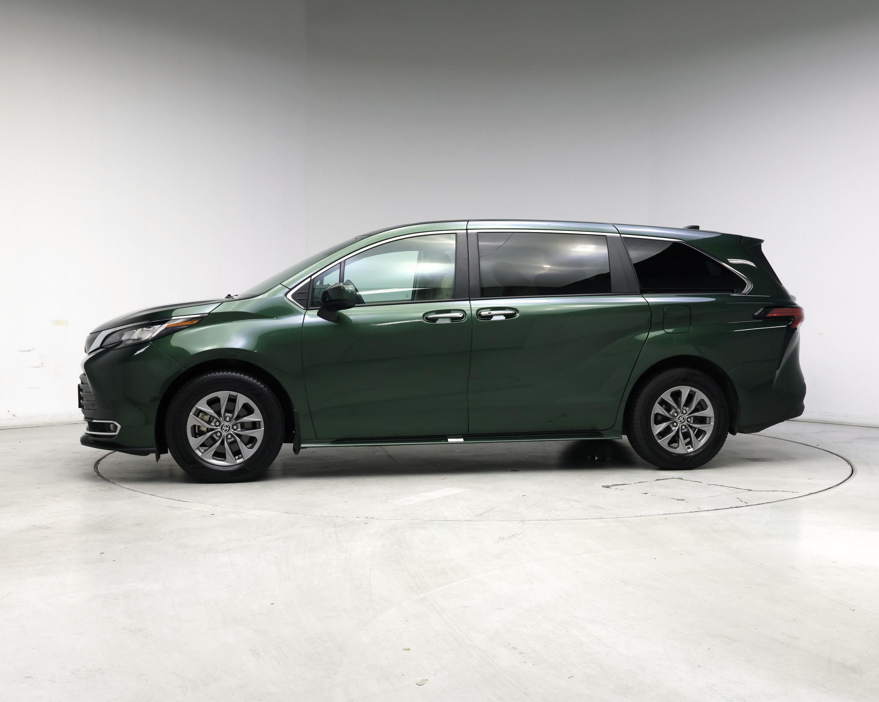 Thumbnail: 2022 Toyota Sienna - 3