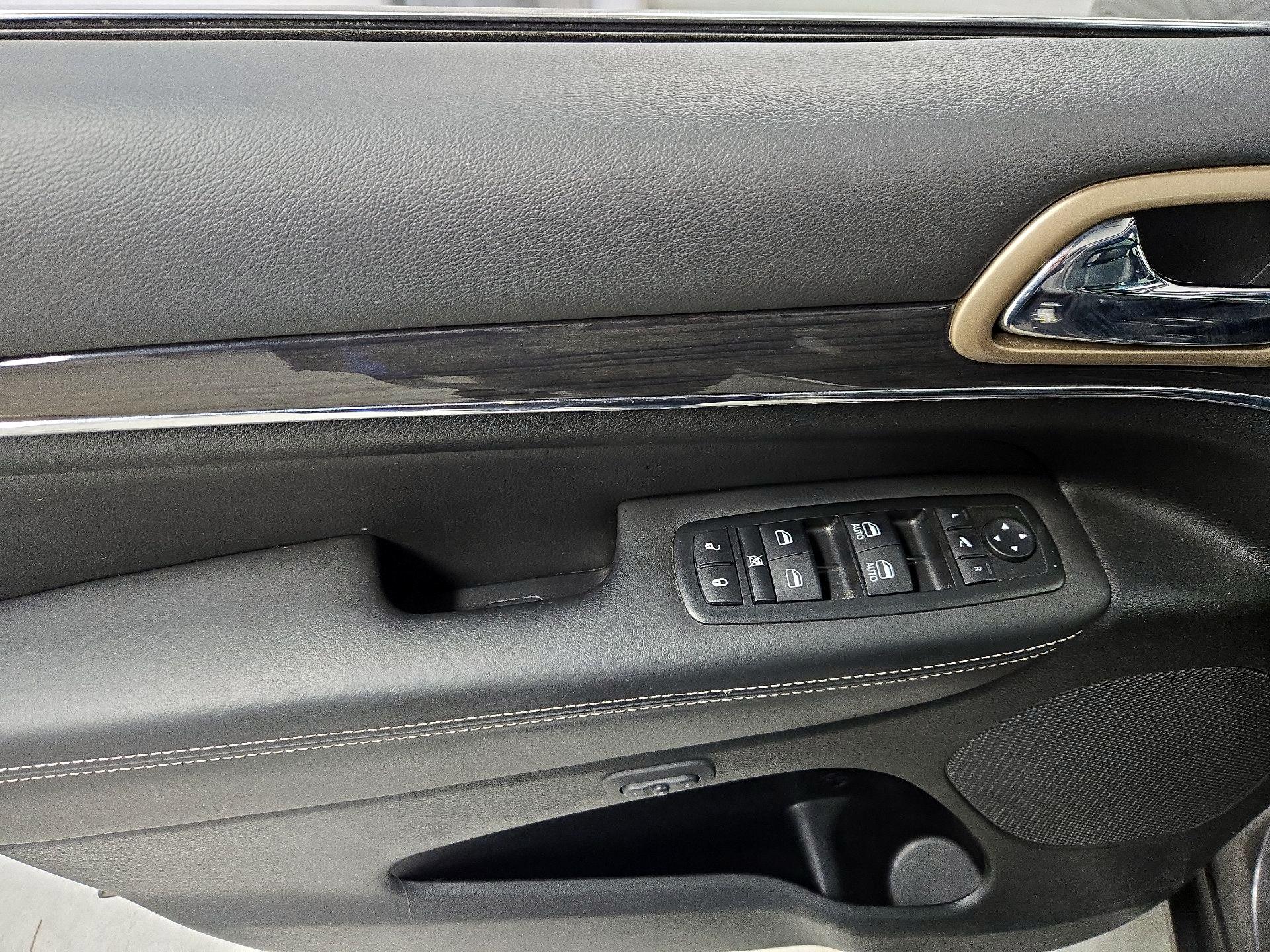 Thumbnail: 2015 Jeep Grand Cherokee - 12