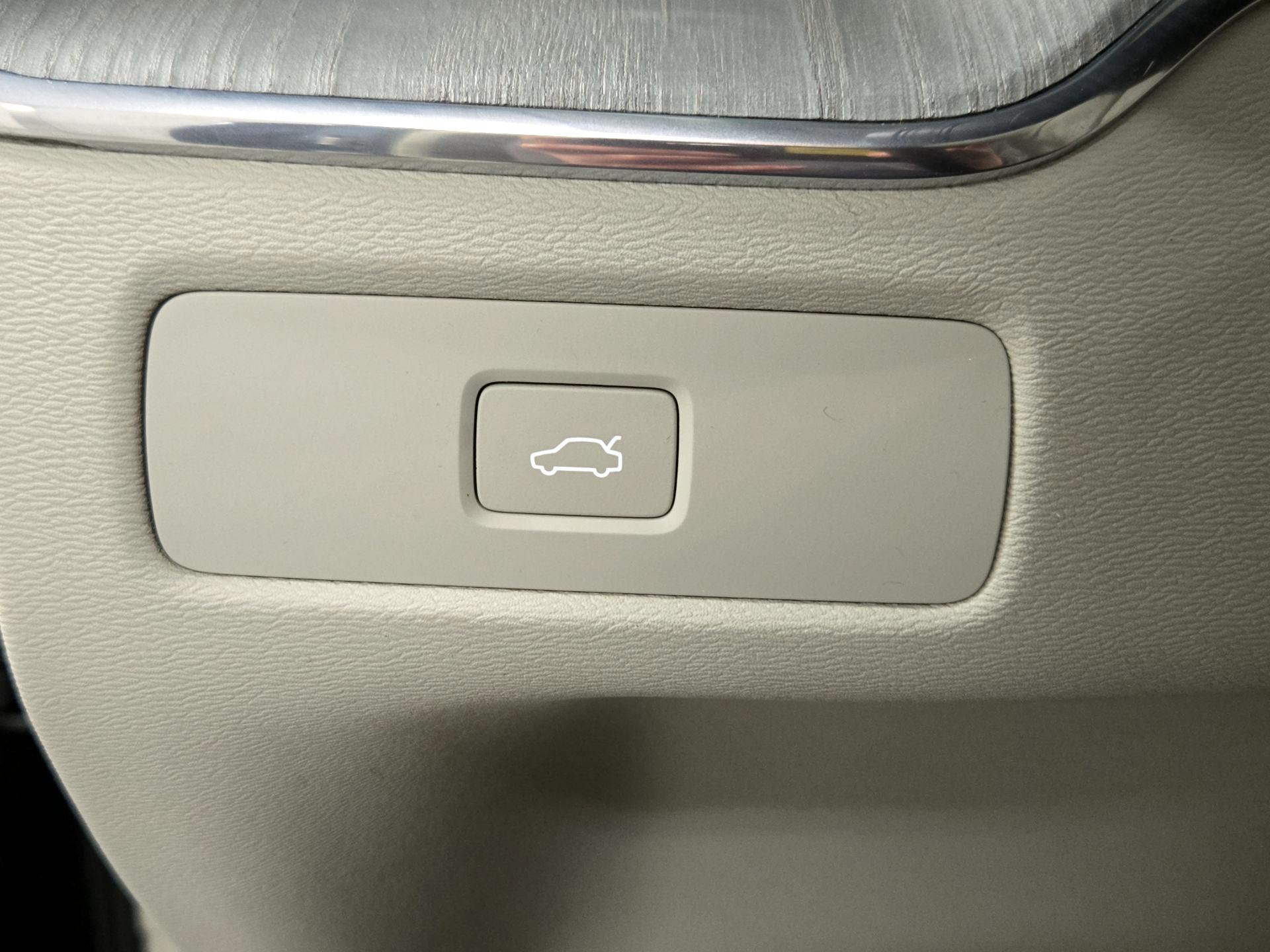 Thumbnail: 2023 Volvo XC60 - 13