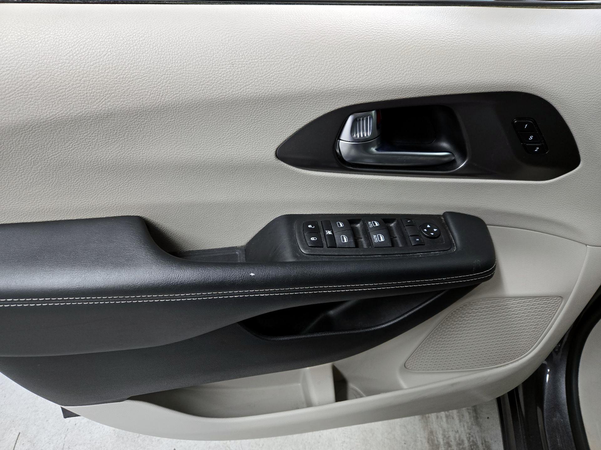 Thumbnail: 2023 Chrysler Pacifica - 12