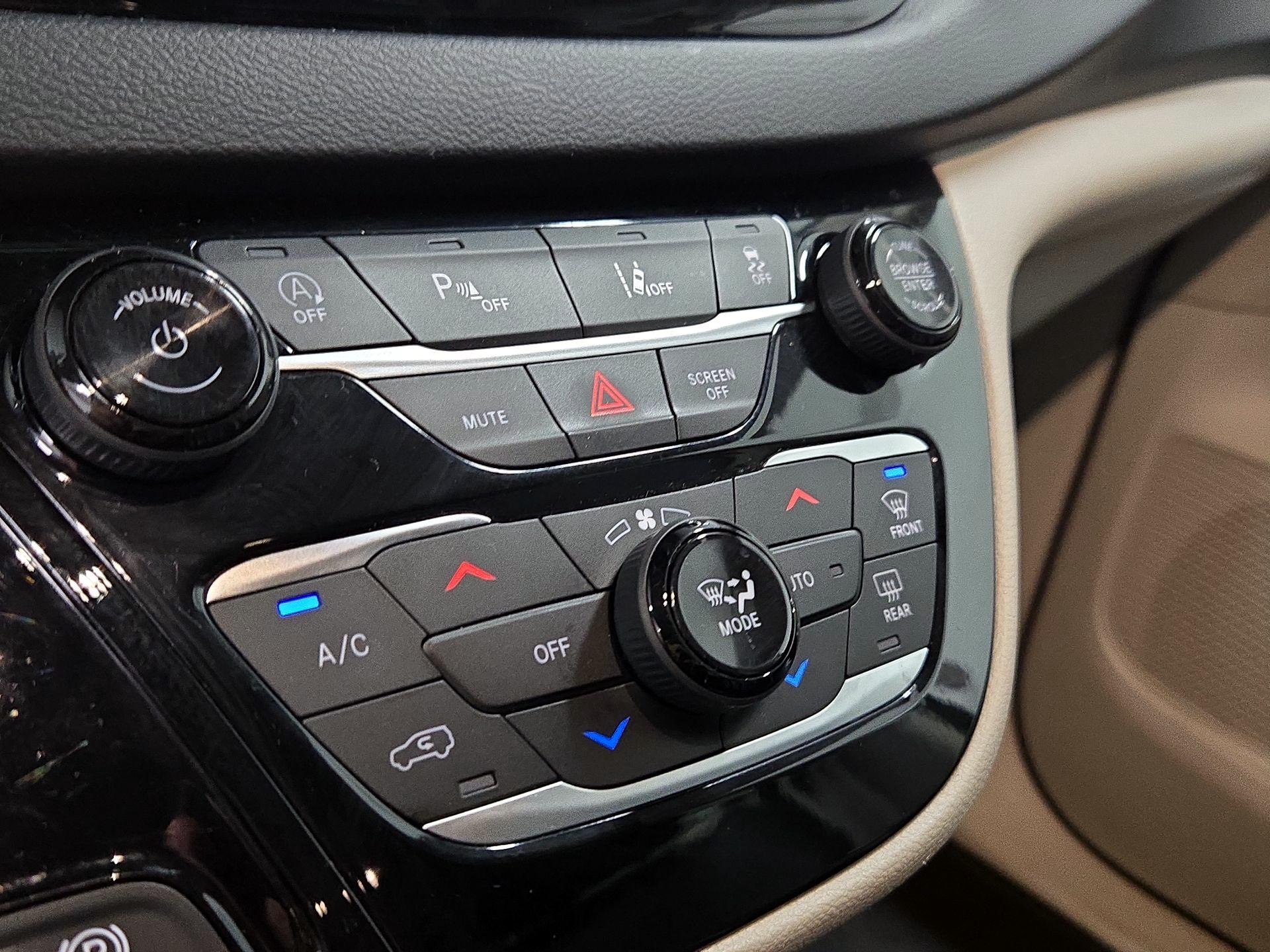 Thumbnail: 2023 Chrysler Pacifica - 16