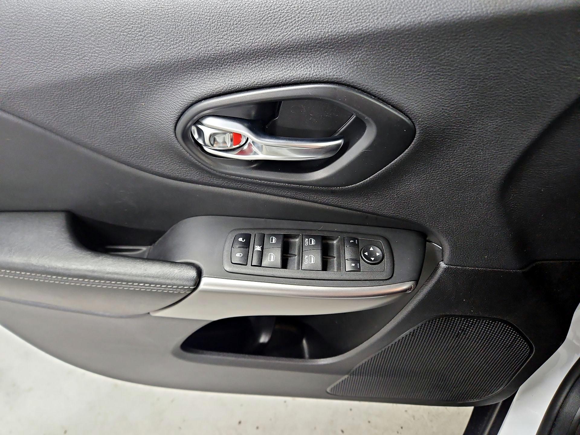 Thumbnail: 2021 Jeep Cherokee - 12