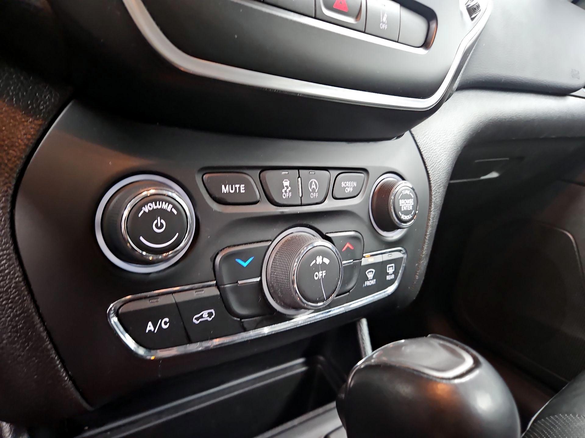 Thumbnail: 2021 Jeep Cherokee - 16