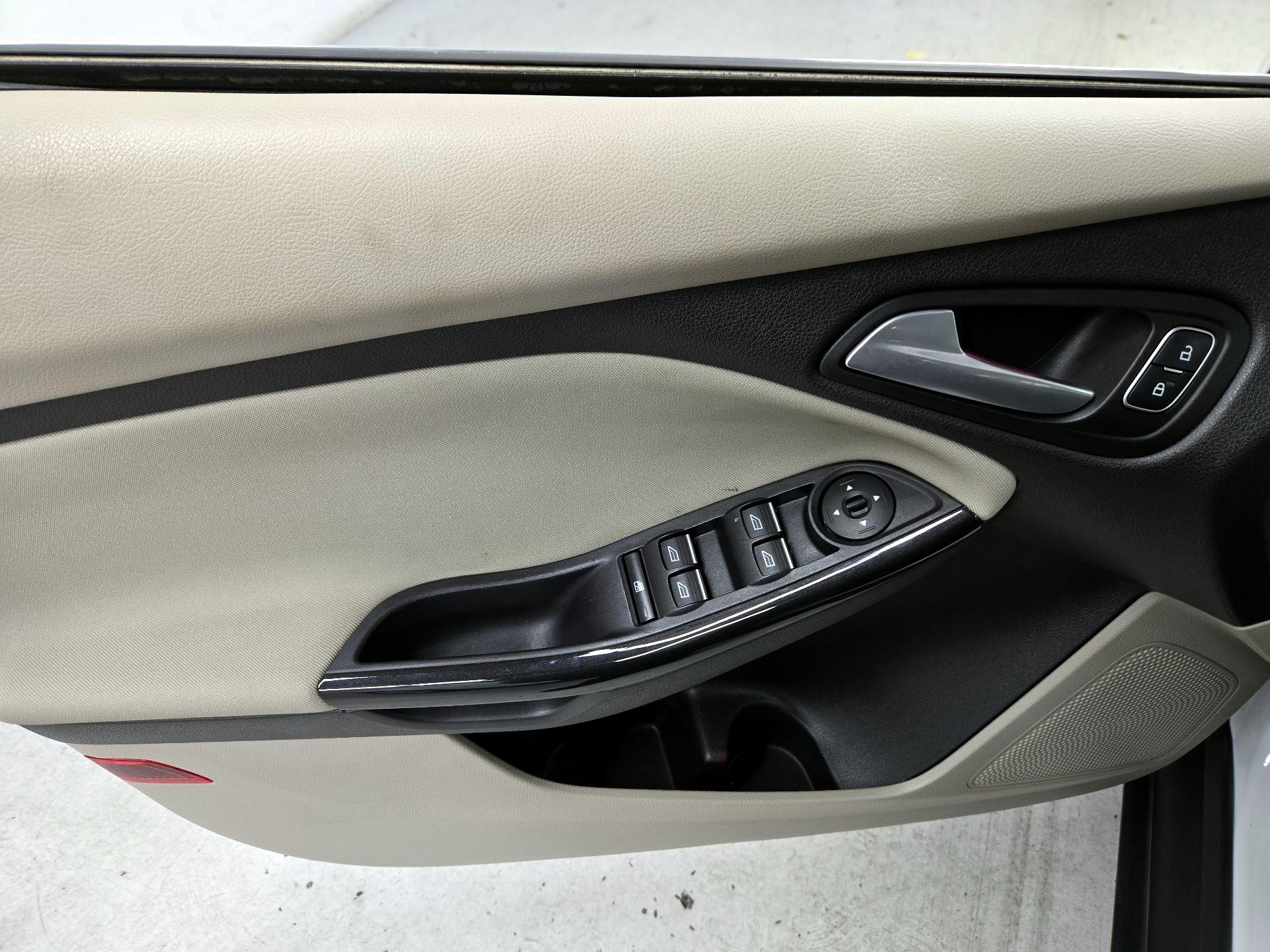 Thumbnail: 2016 Ford Focus - 12