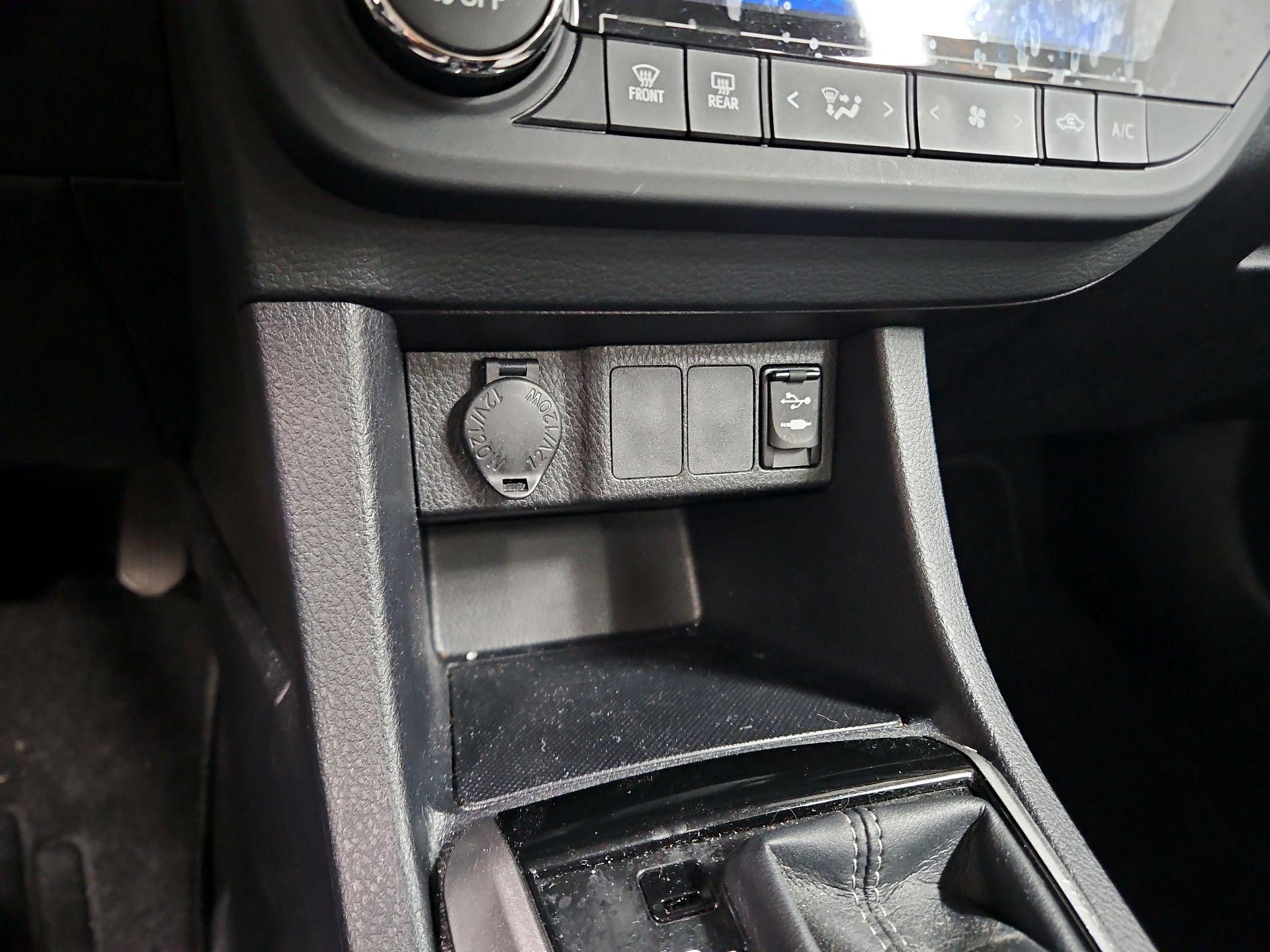 Thumbnail: 2015 Toyota Corolla - 18