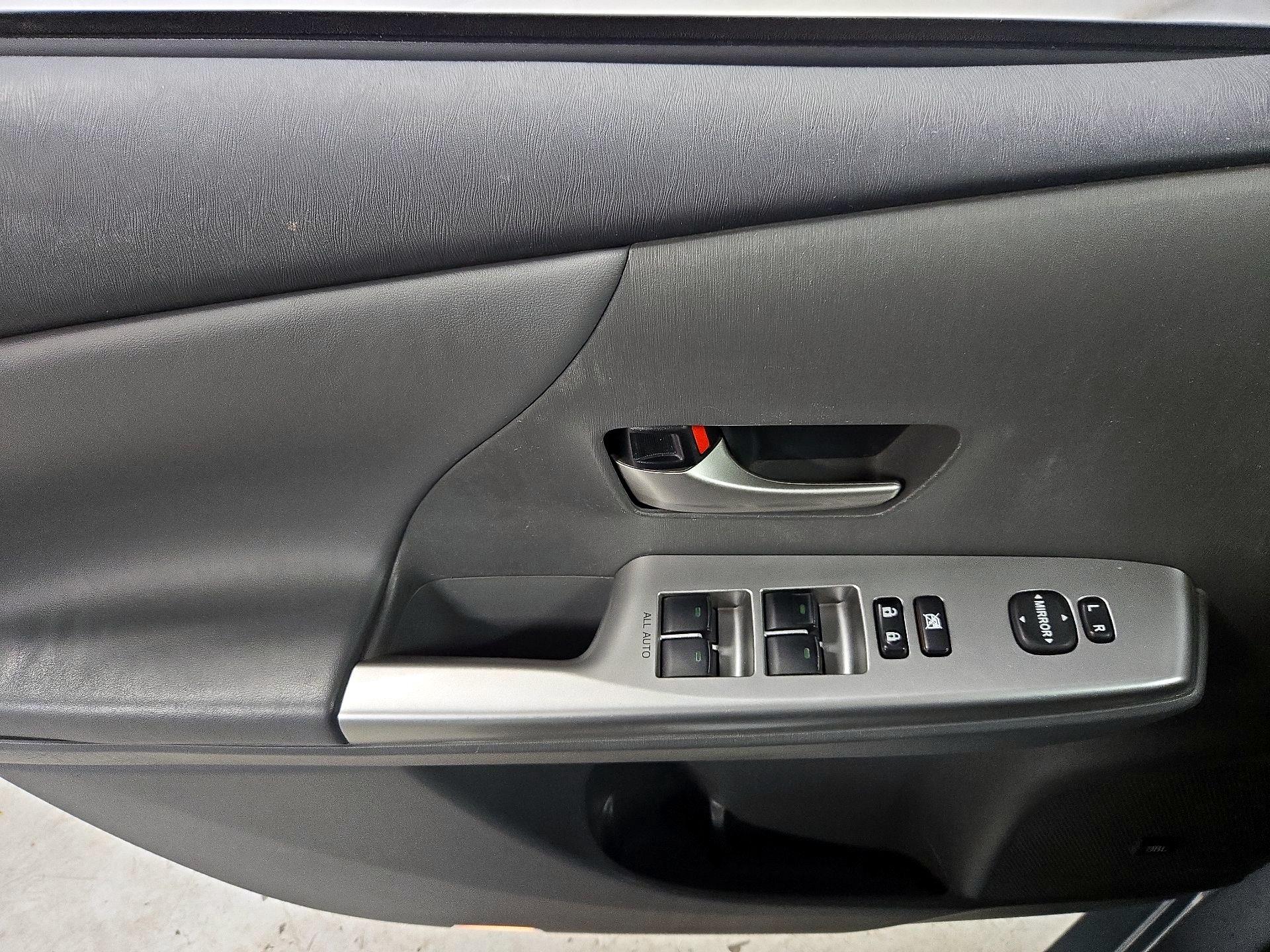 Thumbnail: 2014 Toyota Prius v - 12