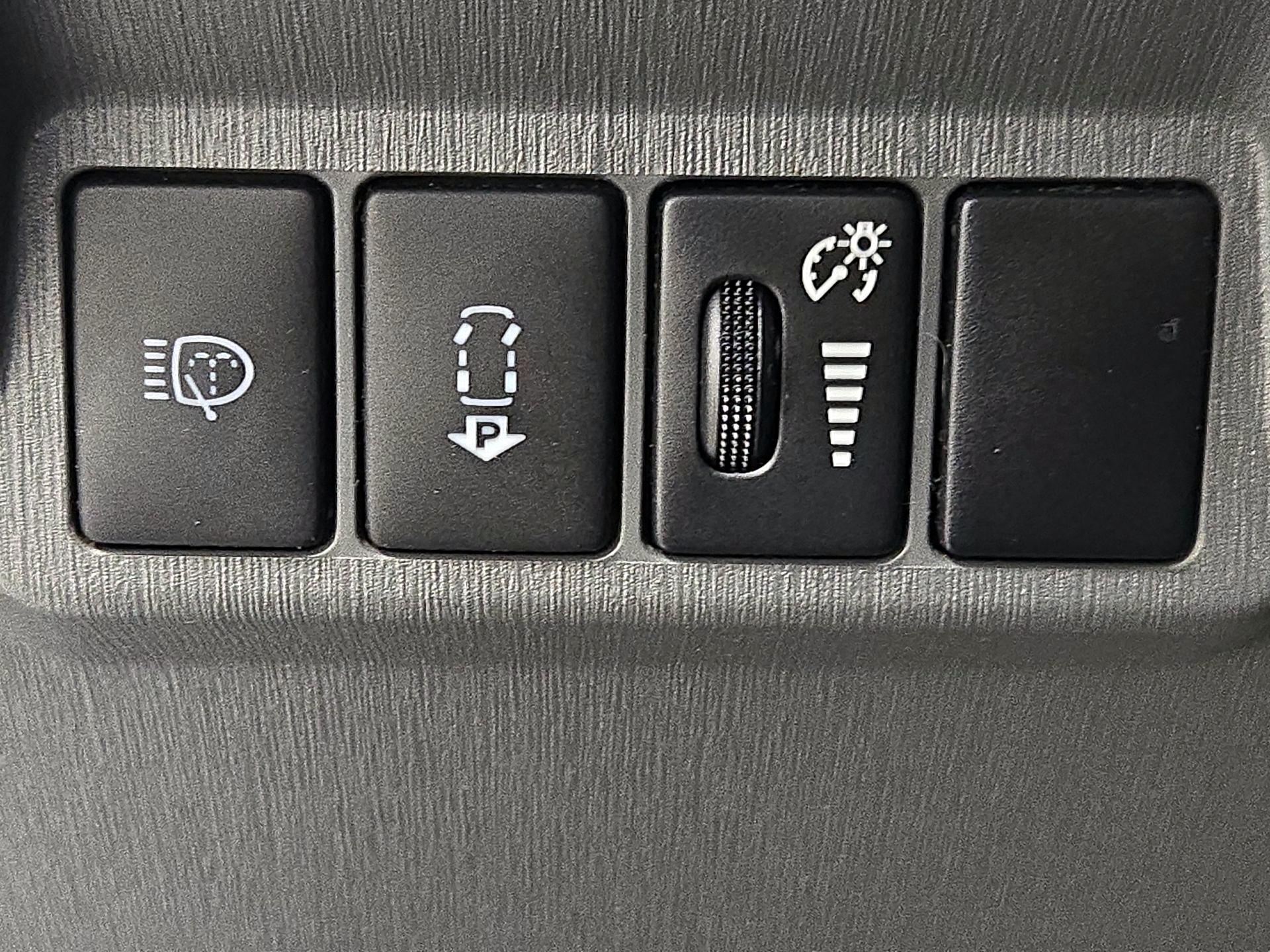 Thumbnail: 2014 Toyota Prius v - 13