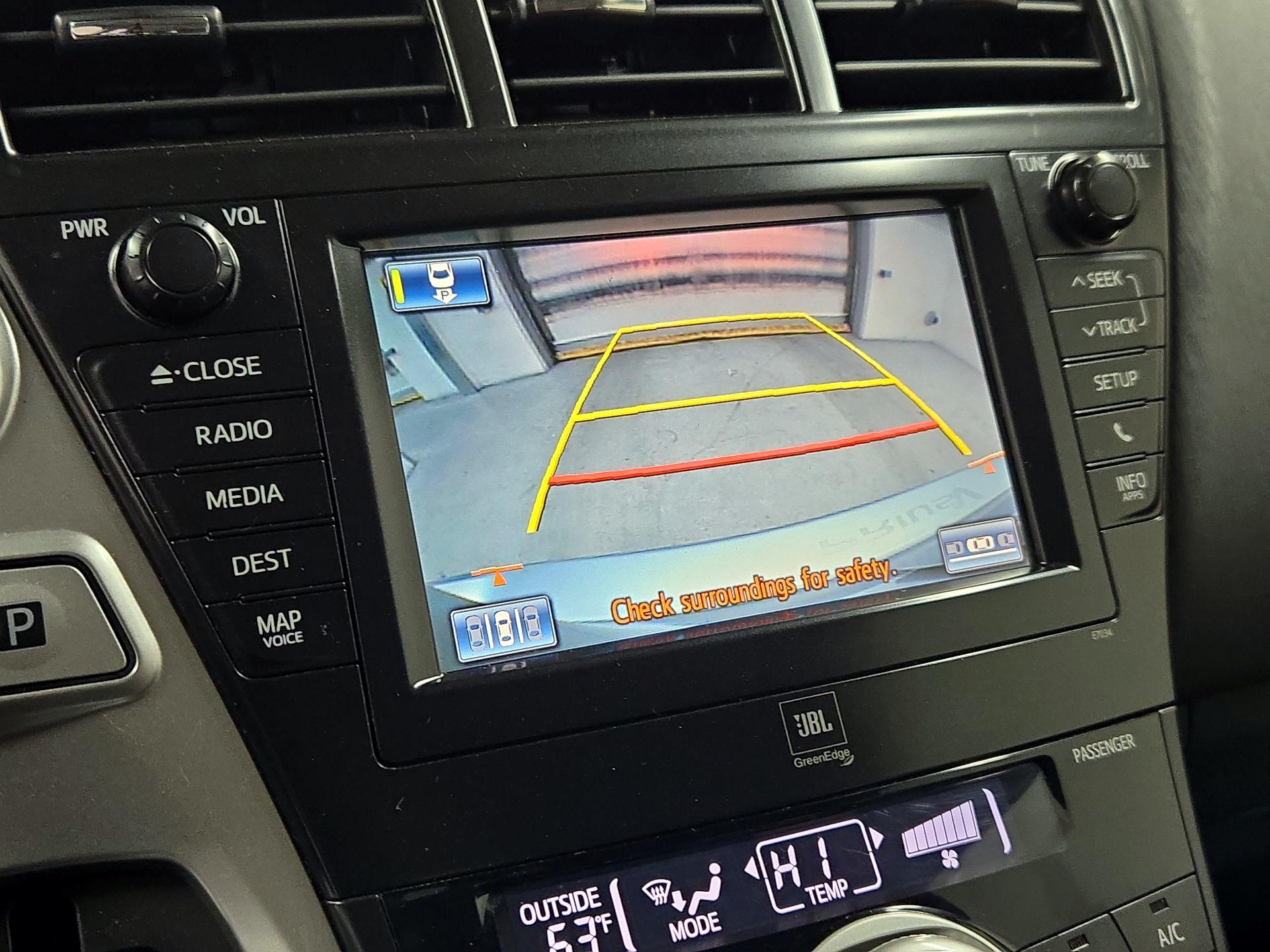 Thumbnail: 2014 Toyota Prius v - 15