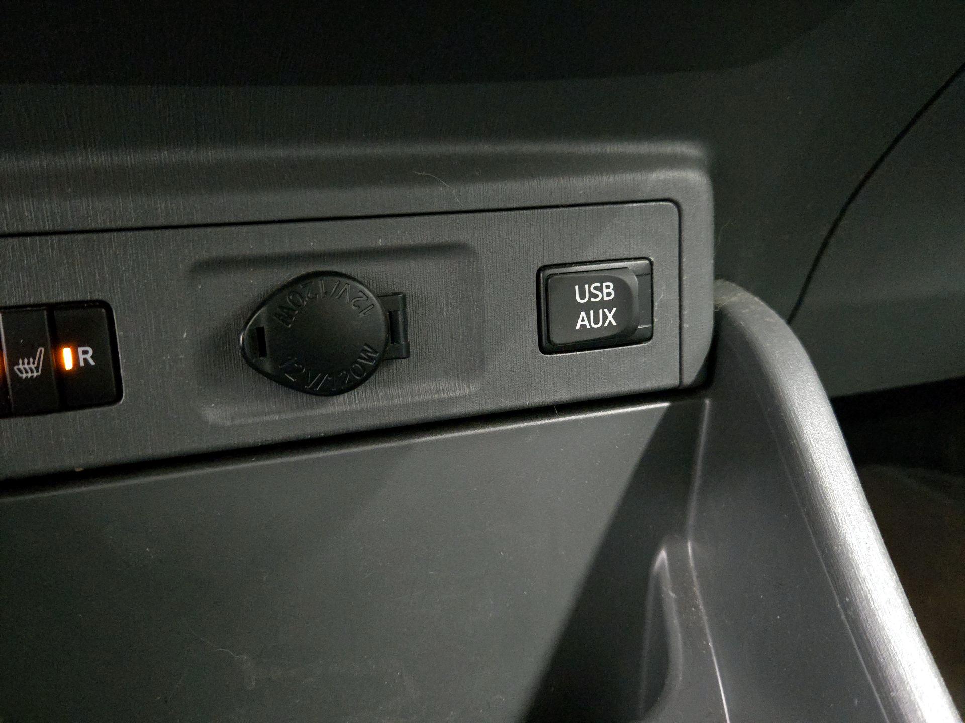 Thumbnail: 2014 Toyota Prius v - 19