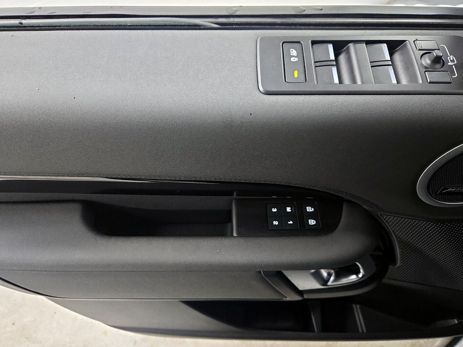 Thumbnail: 2024 Land Rover Discovery - 12