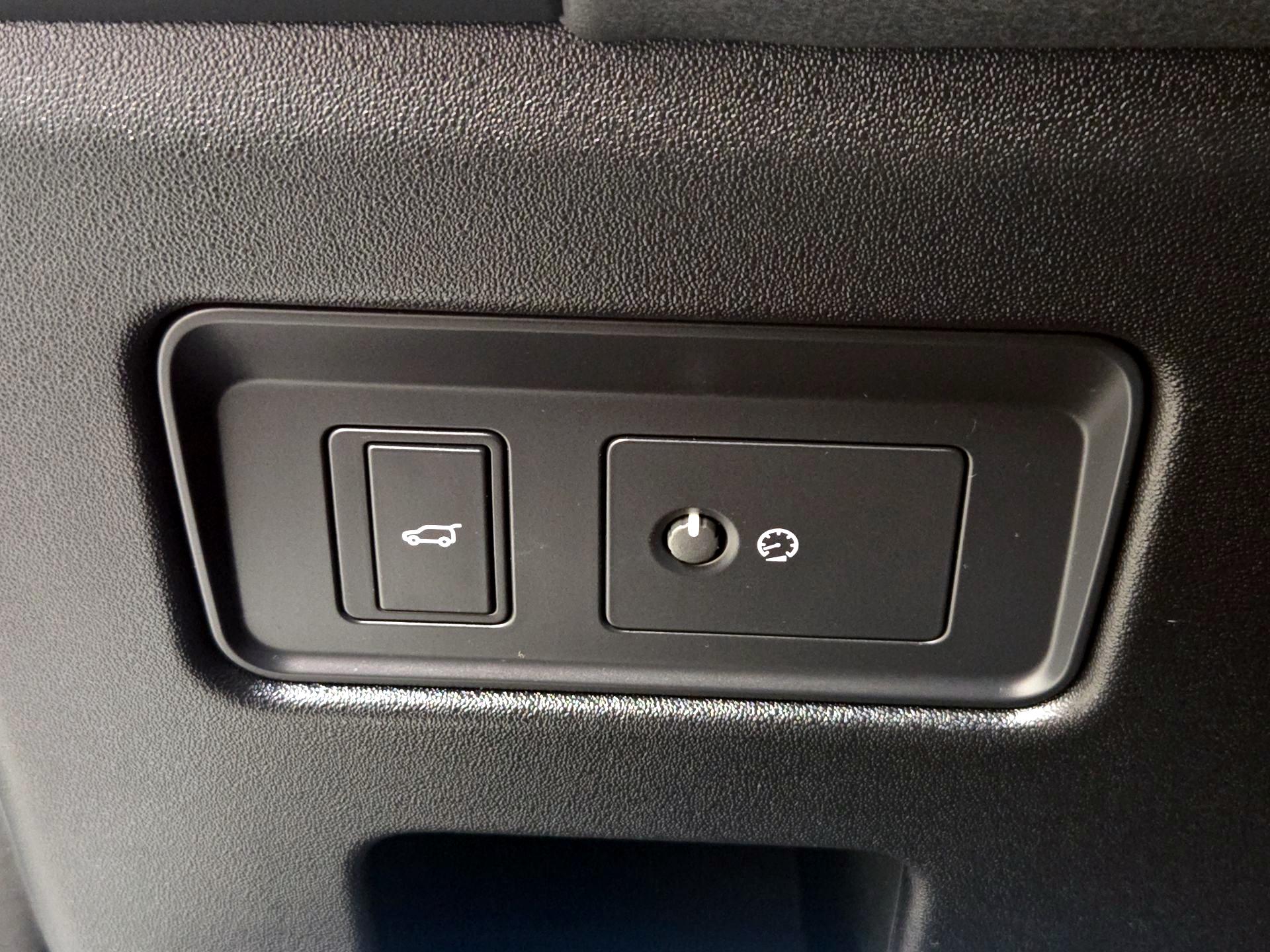 Thumbnail: 2024 Land Rover Discovery - 13