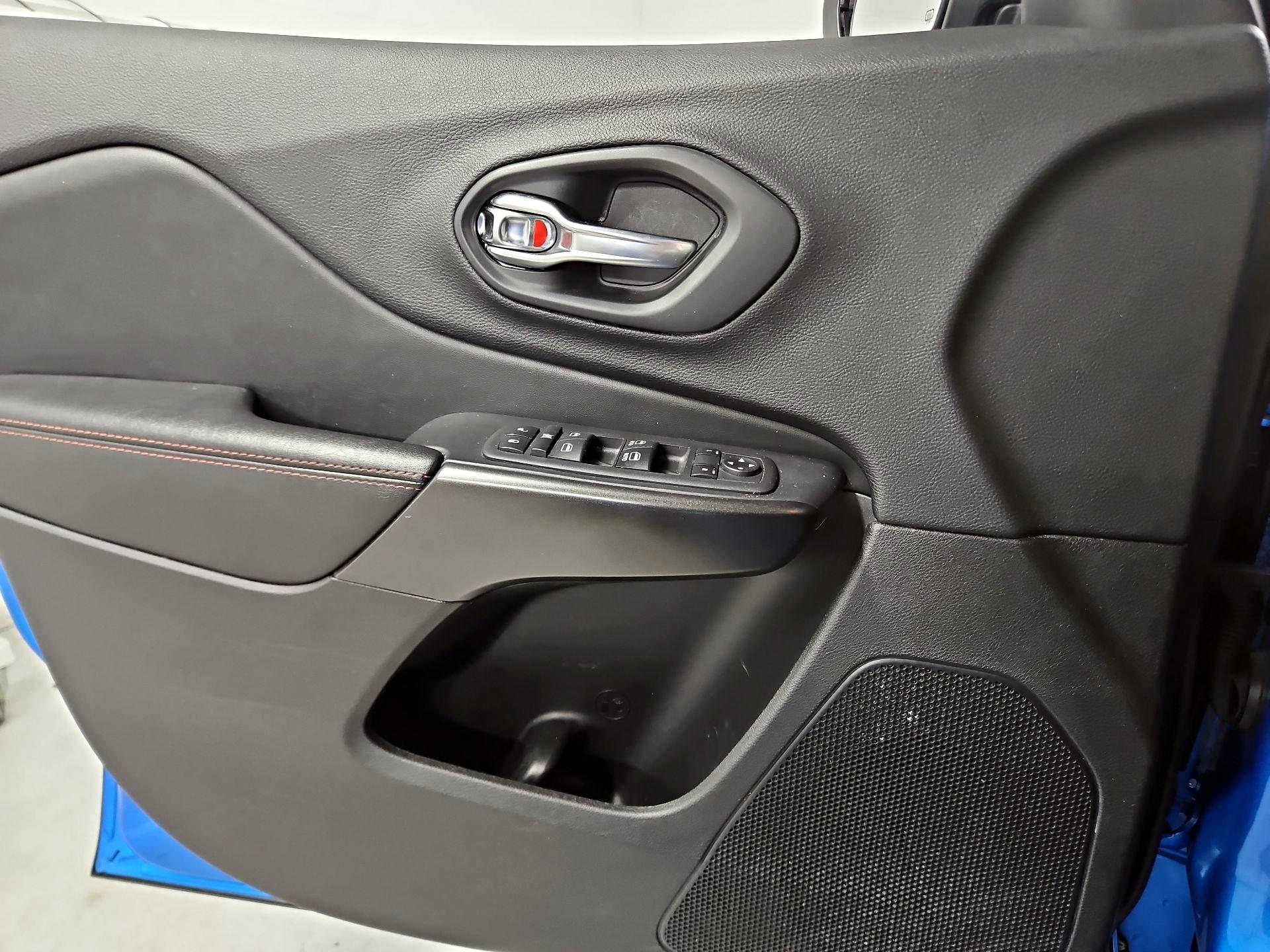 Thumbnail: 2020 Jeep Cherokee - 12