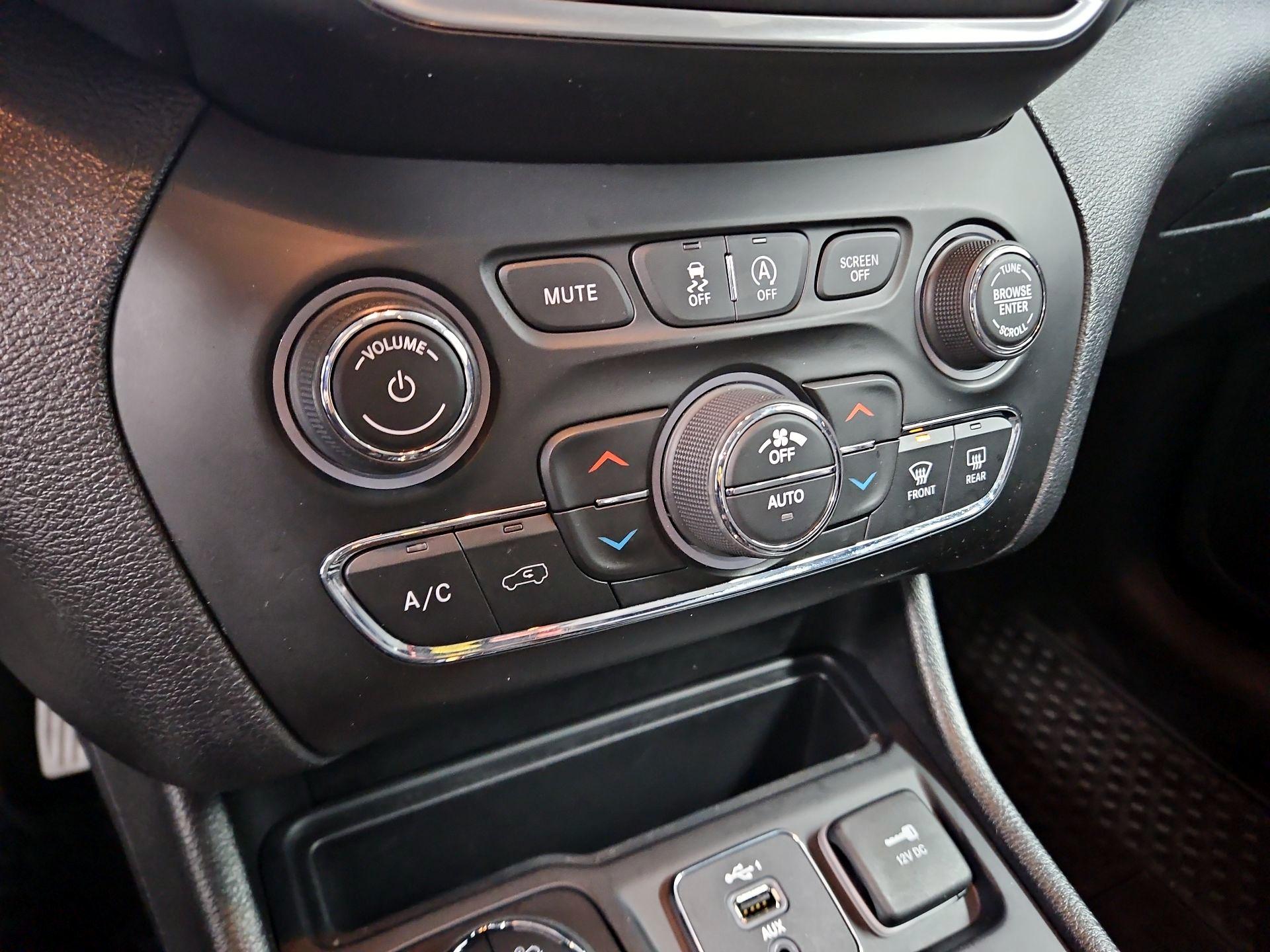 Thumbnail: 2020 Jeep Cherokee - 16