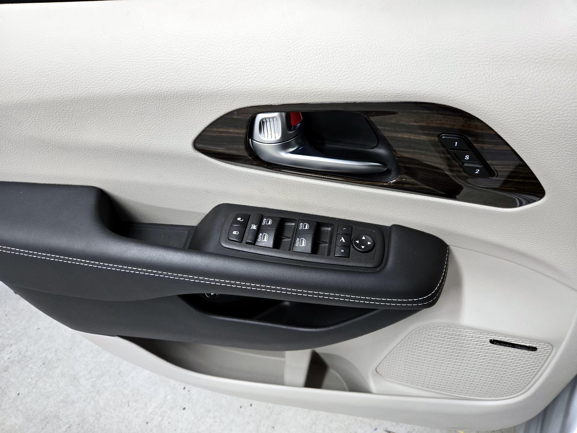 Thumbnail: 2023 Chrysler Pacifica - 12