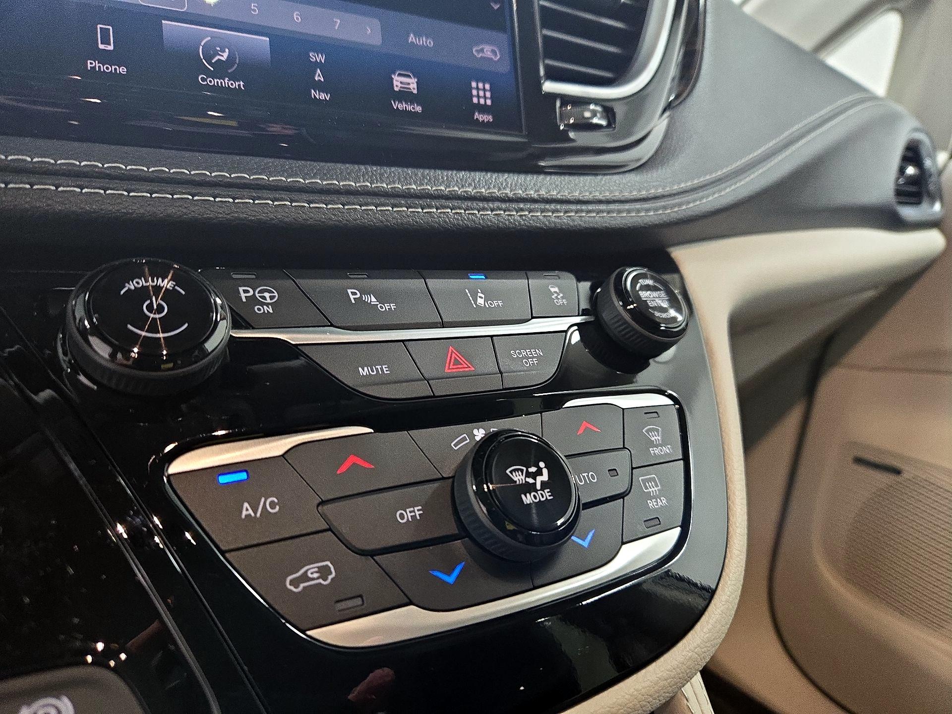 Thumbnail: 2023 Chrysler Pacifica - 17